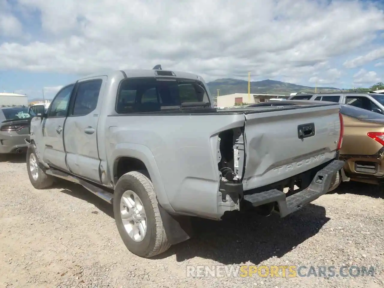 3 Фотография поврежденного автомобиля 3TMCZ5AN2LM317872 TOYOTA TACOMA 2020