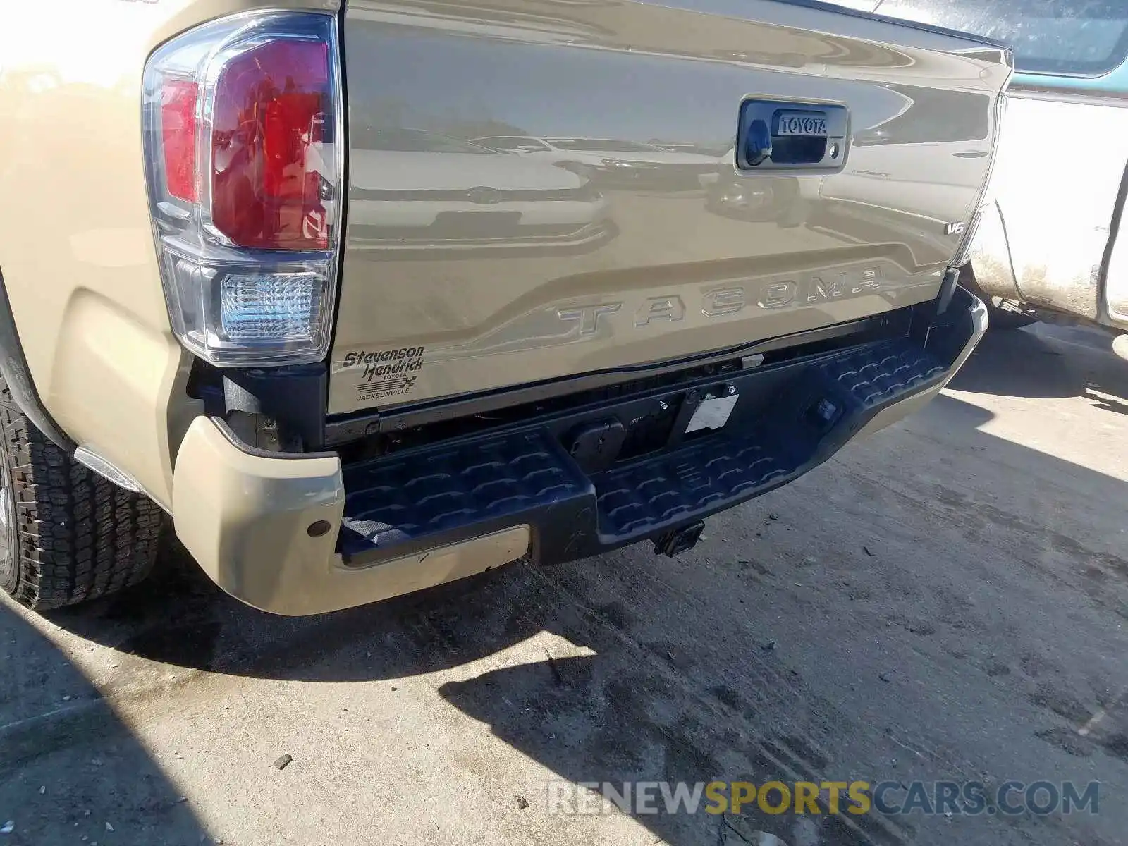 9 Photograph of a damaged car 3TMCZ5AN4LM303441 TOYOTA TACOMA 2020