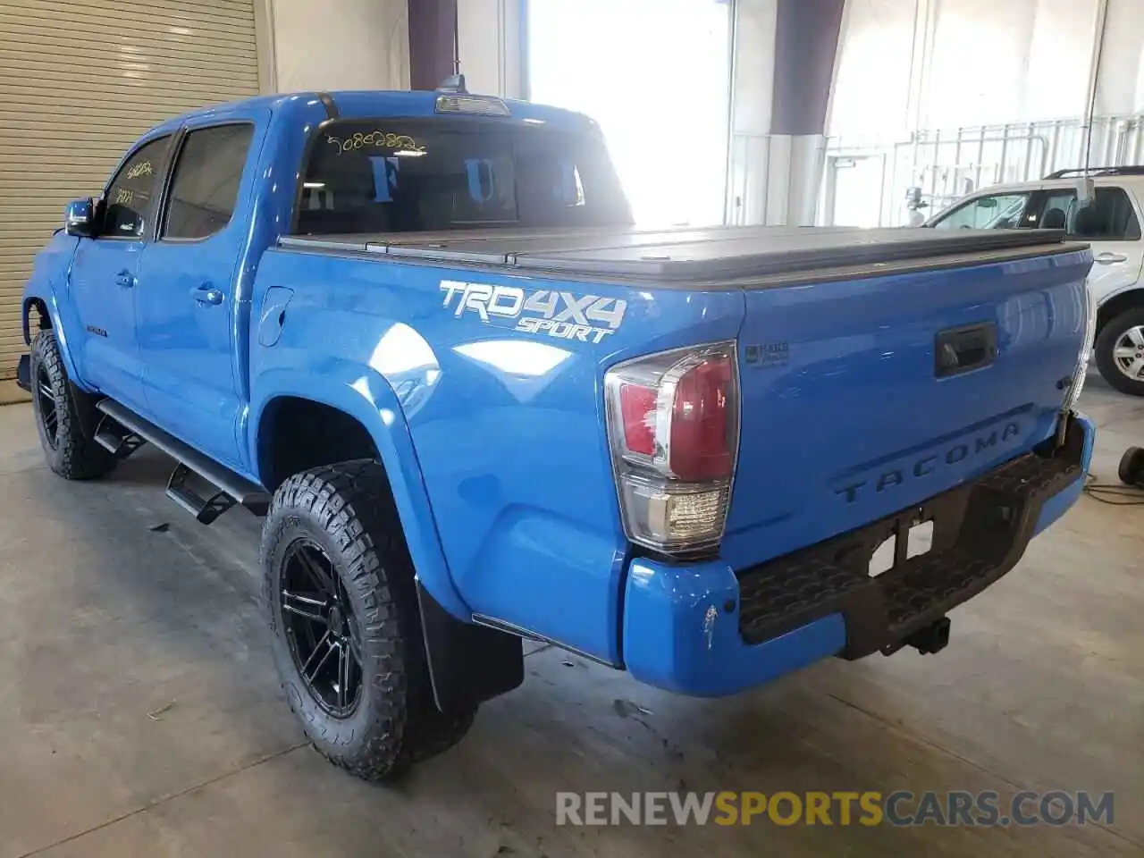 3 Фотография поврежденного автомобиля 3TMCZ5AN4LM334933 TOYOTA TACOMA 2020