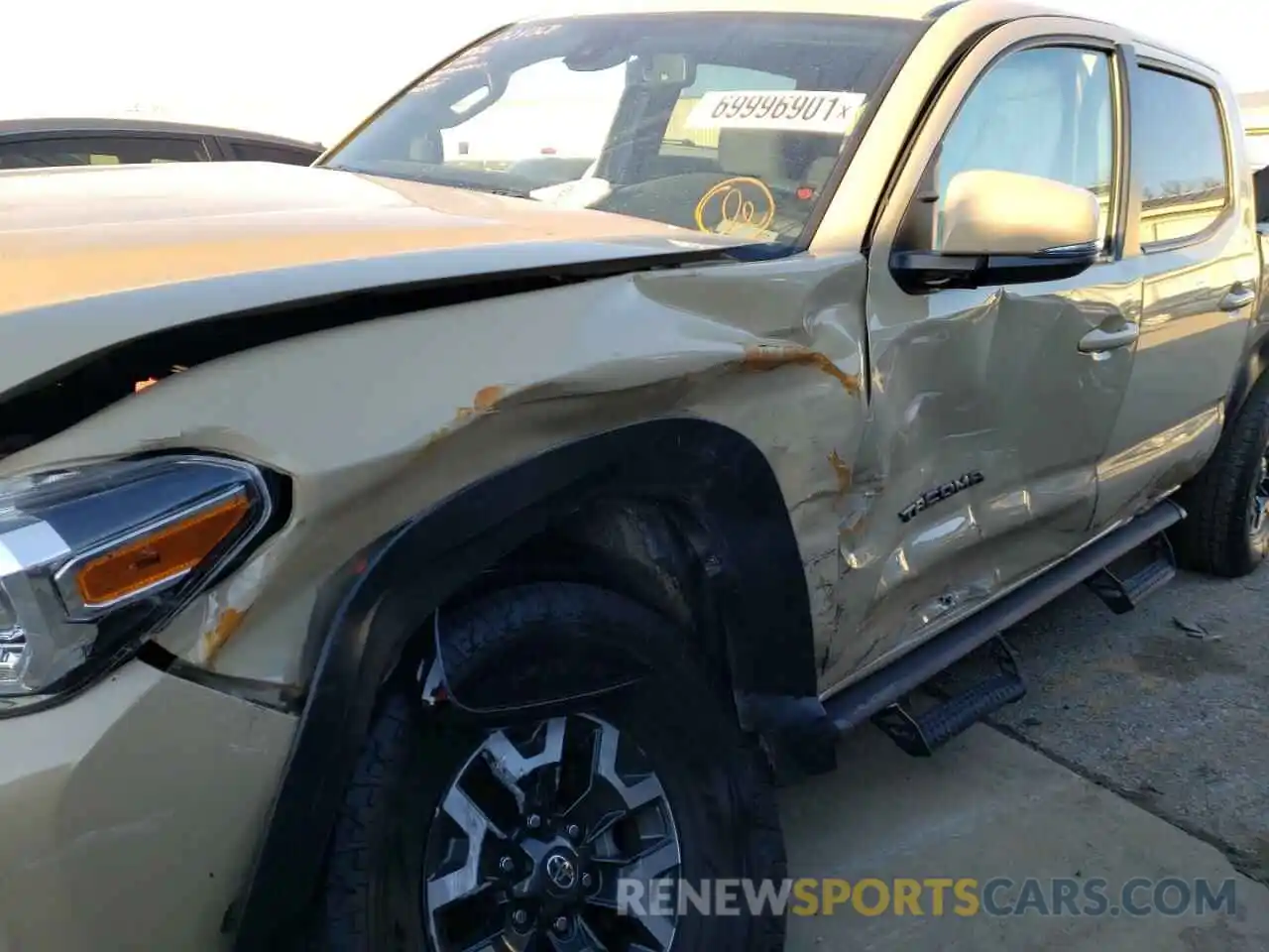 10 Photograph of a damaged car 3TMCZ5AN5LM291638 TOYOTA TACOMA 2020