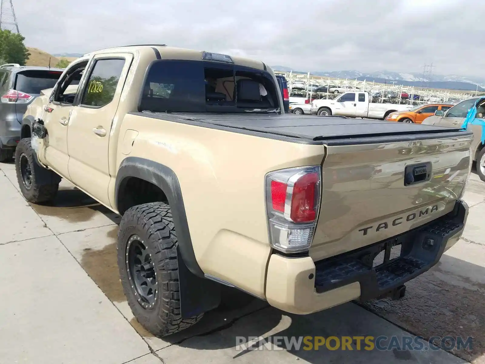 3 Фотография поврежденного автомобиля 3TMCZ5AN5LM315291 TOYOTA TACOMA 2020