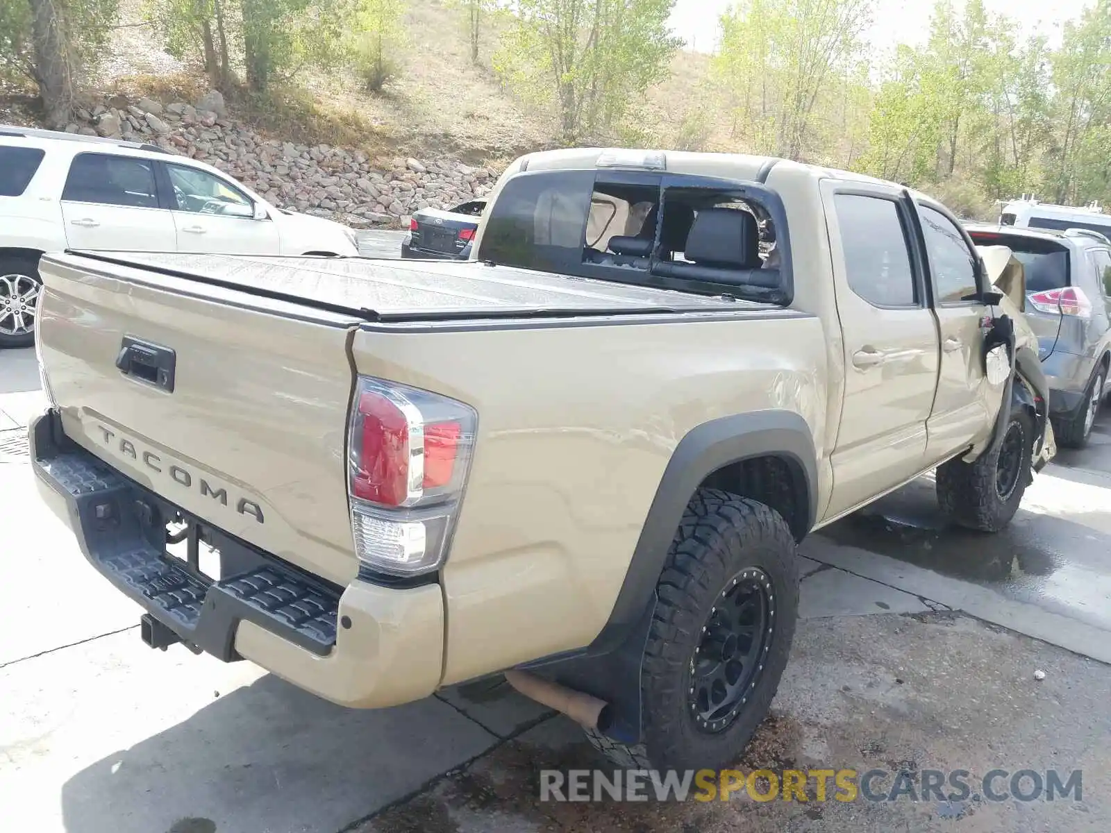 4 Photograph of a damaged car 3TMCZ5AN5LM315291 TOYOTA TACOMA 2020