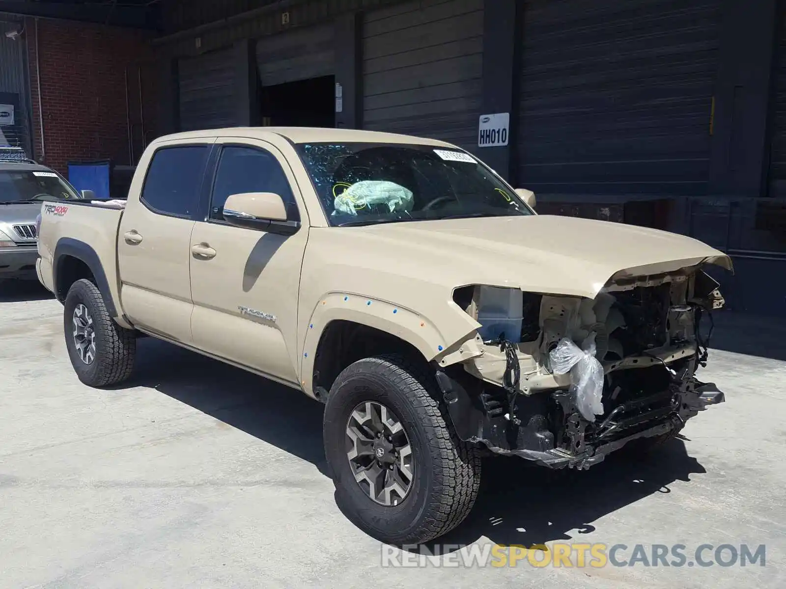 1 Photograph of a damaged car 3TMCZ5AN5LM338702 TOYOTA TACOMA 2020