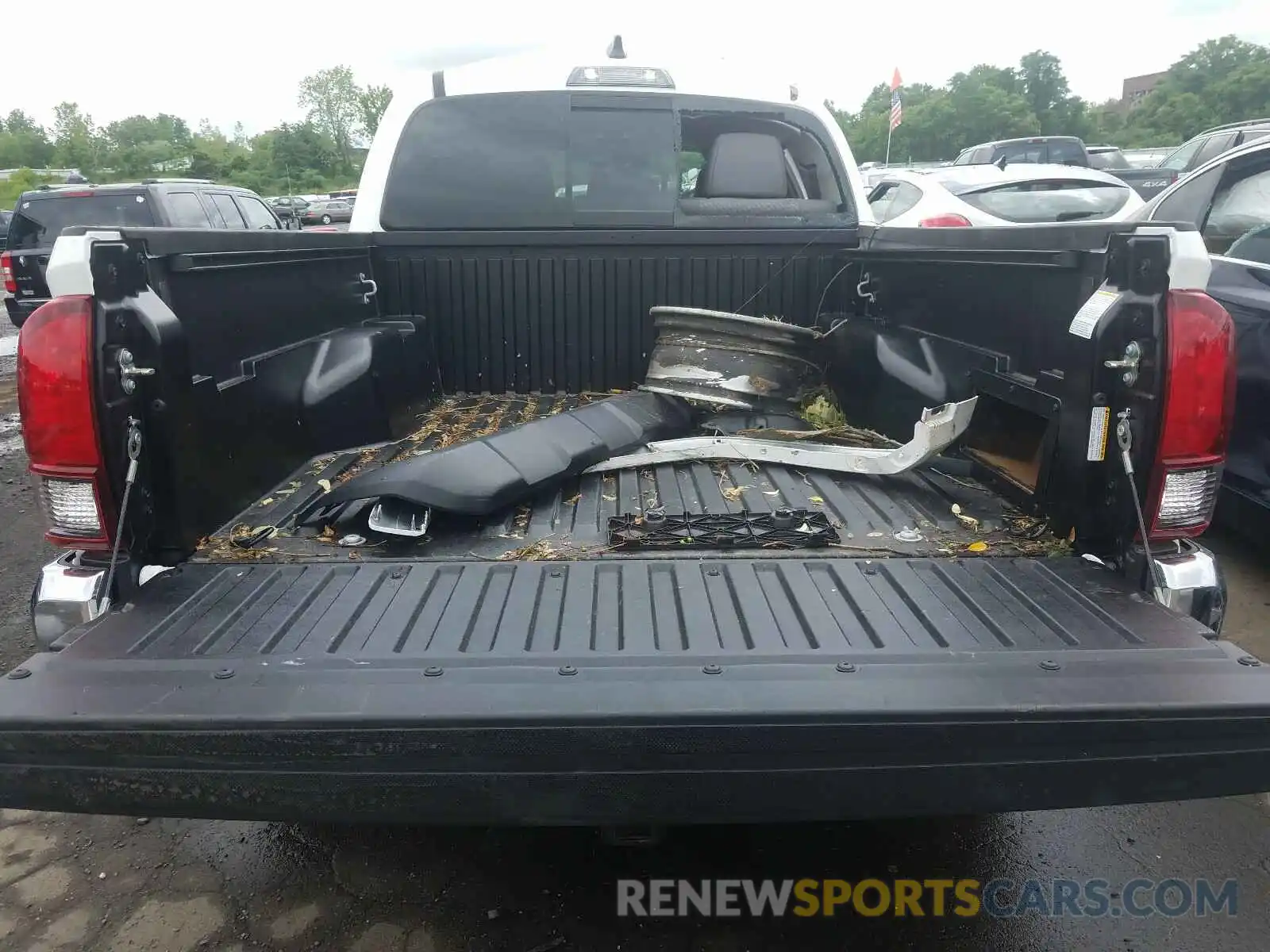 6 Photograph of a damaged car 3TMCZ5AN6LM295035 TOYOTA TACOMA 2020