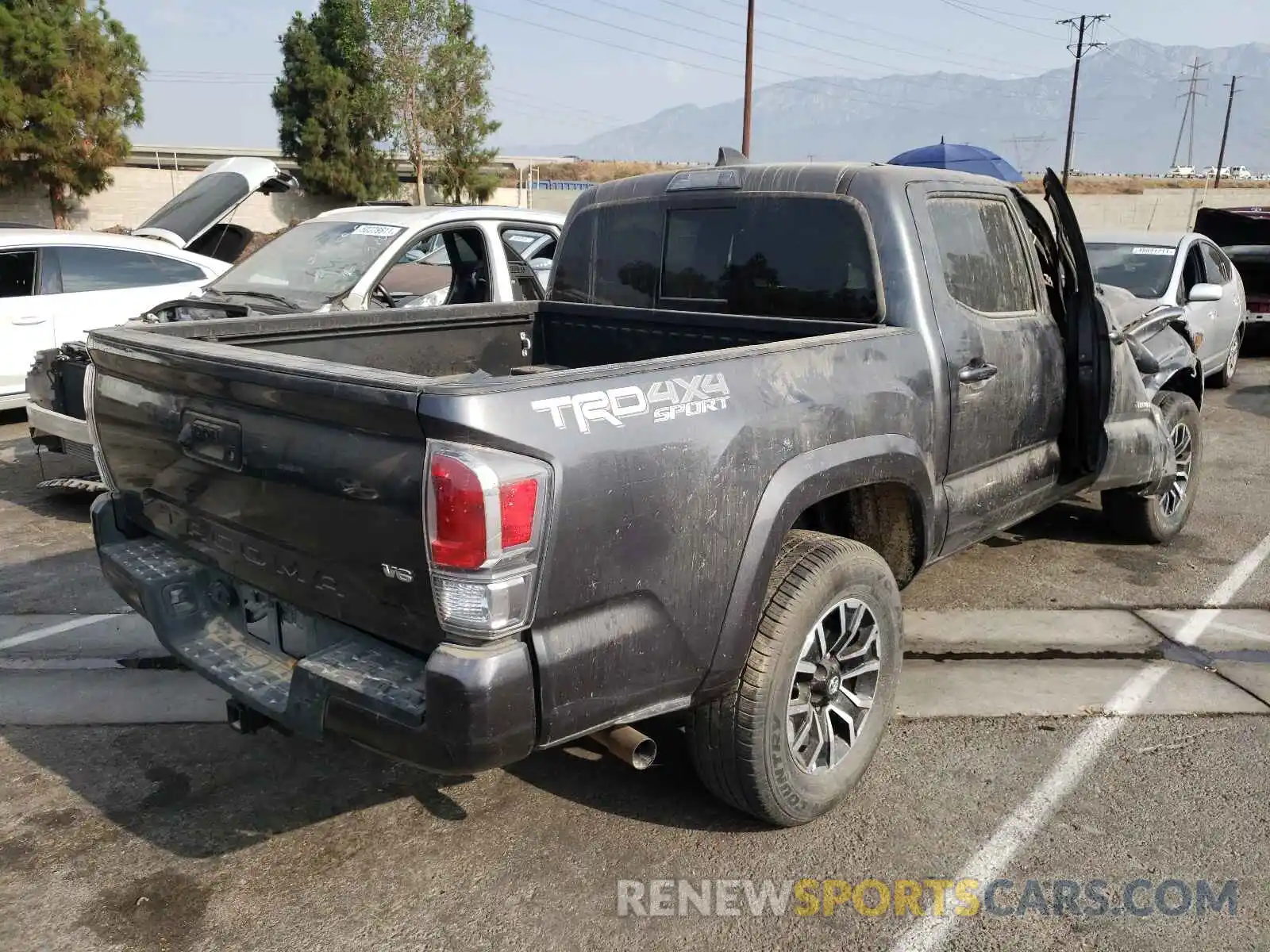 4 Photograph of a damaged car 3TMCZ5AN6LM331337 TOYOTA TACOMA 2020