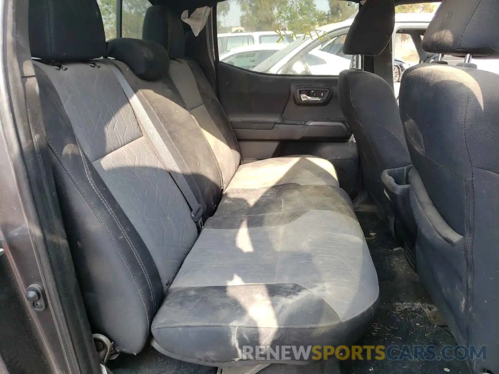 6 Photograph of a damaged car 3TMCZ5AN6LM331337 TOYOTA TACOMA 2020