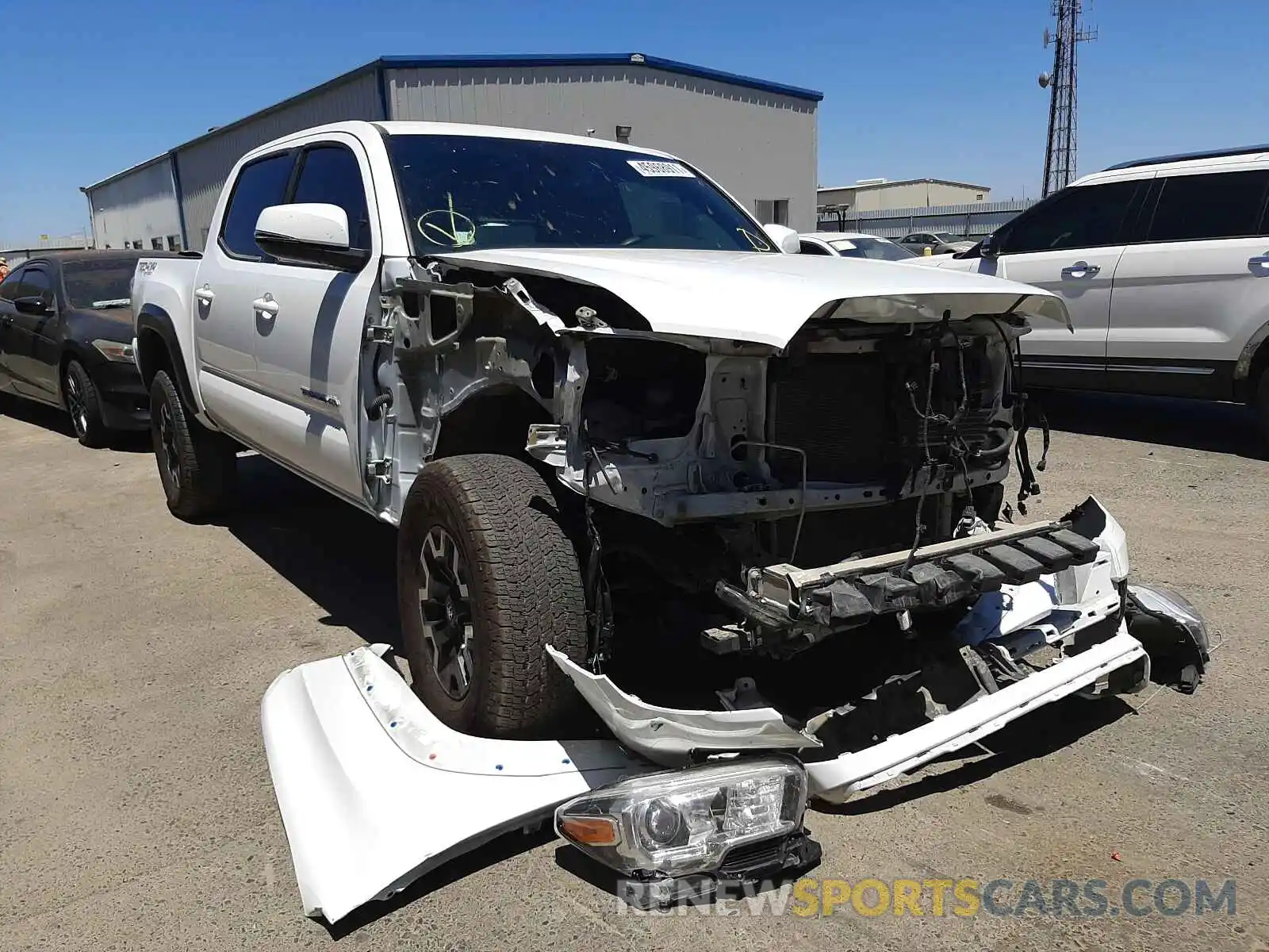 1 Photograph of a damaged car 3TMCZ5AN8LM315575 TOYOTA TACOMA 2020