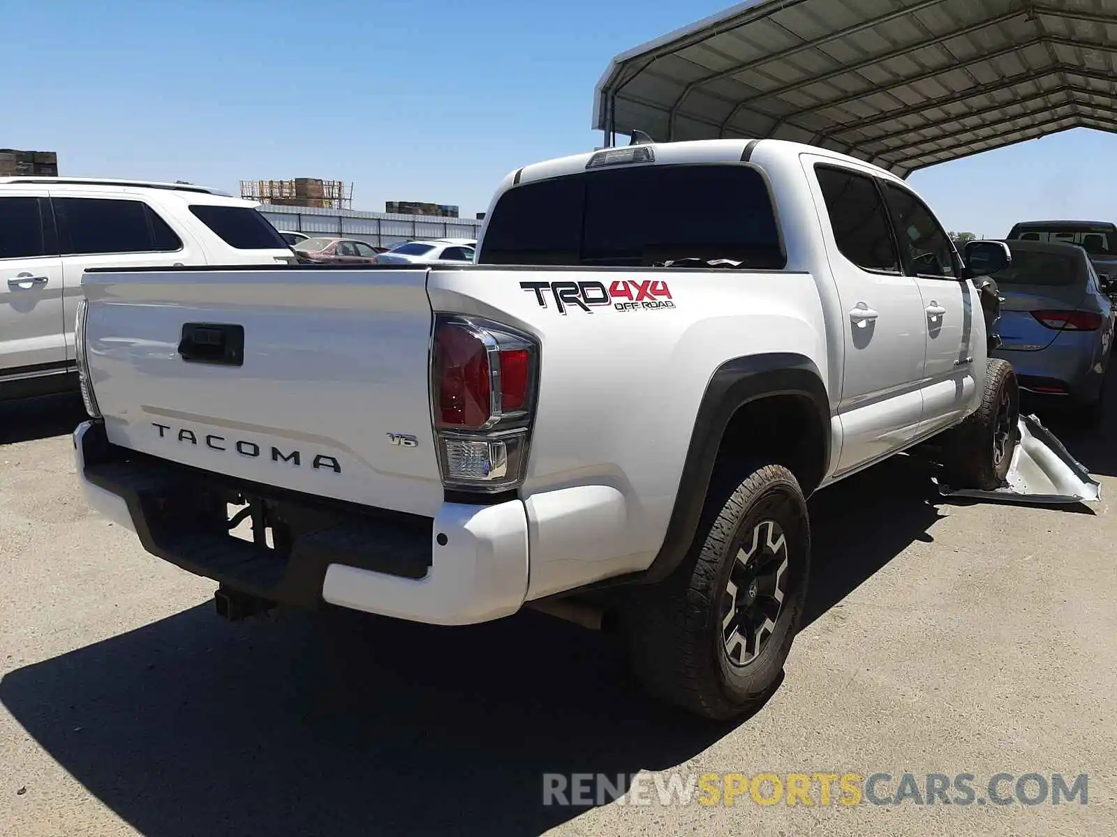 4 Photograph of a damaged car 3TMCZ5AN8LM315575 TOYOTA TACOMA 2020