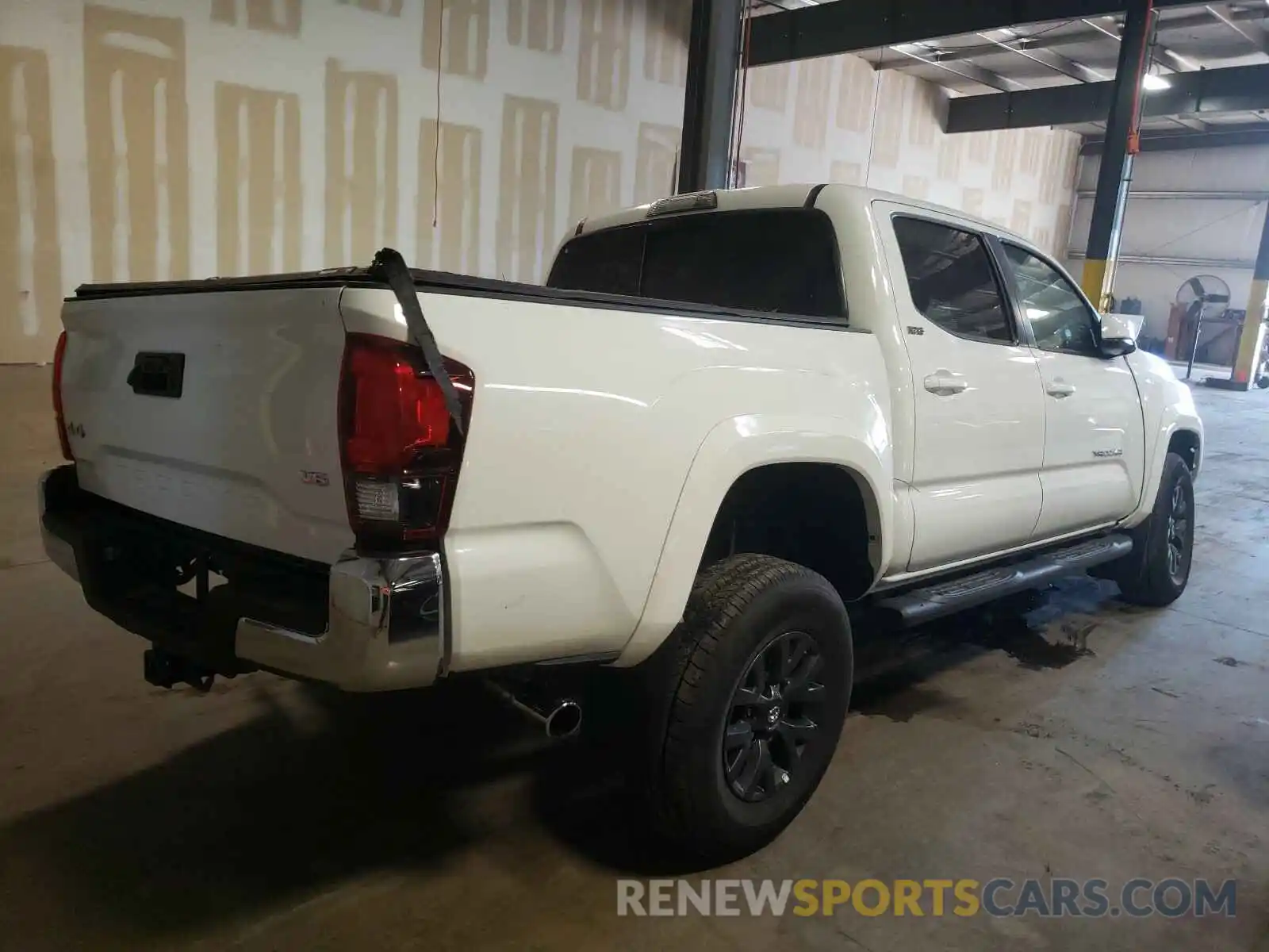 4 Photograph of a damaged car 3TMCZ5AN8LM332389 TOYOTA TACOMA 2020