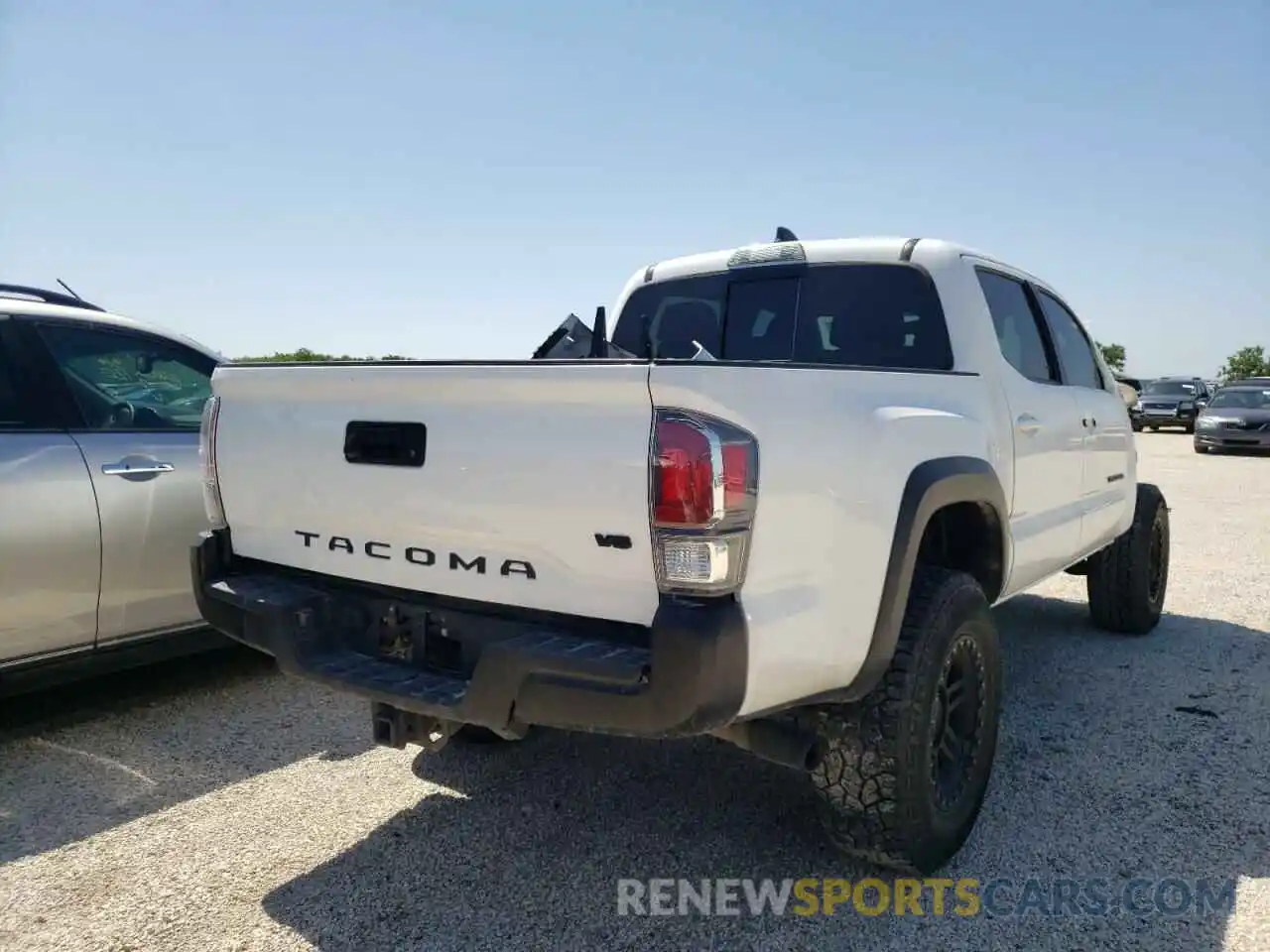 4 Photograph of a damaged car 3TMCZ5AN8LM332442 TOYOTA TACOMA 2020