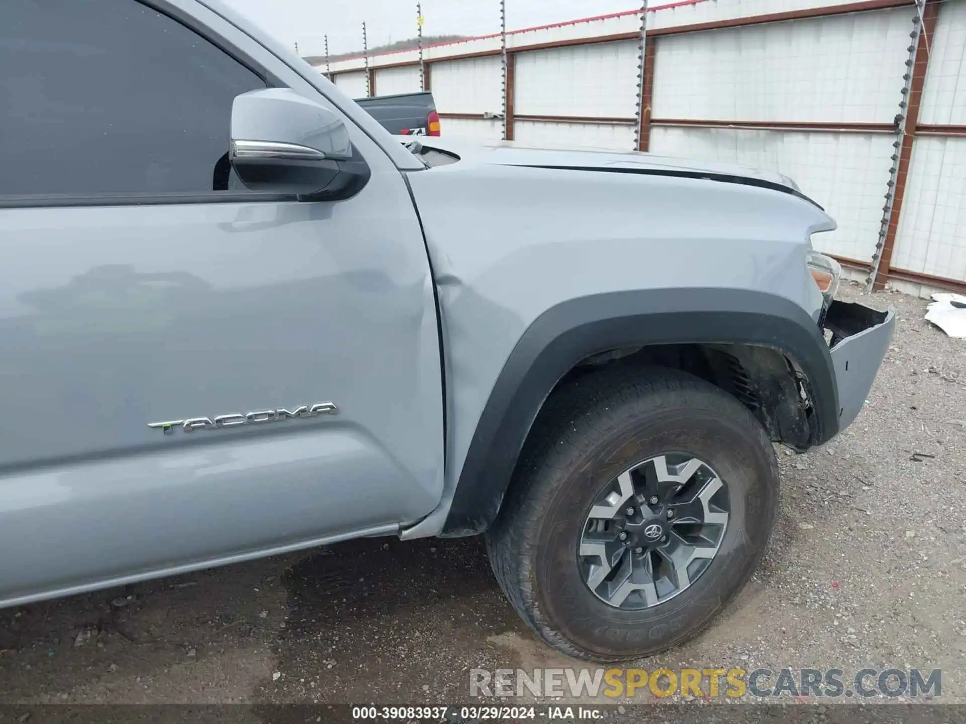 18 Photograph of a damaged car 3TMCZ5AN8LM333011 TOYOTA TACOMA 2020