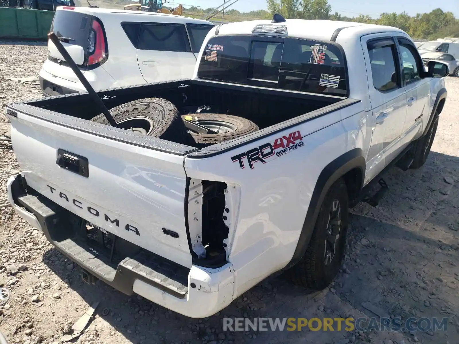 4 Photograph of a damaged car 3TMCZ5AN8LM335986 TOYOTA TACOMA 2020