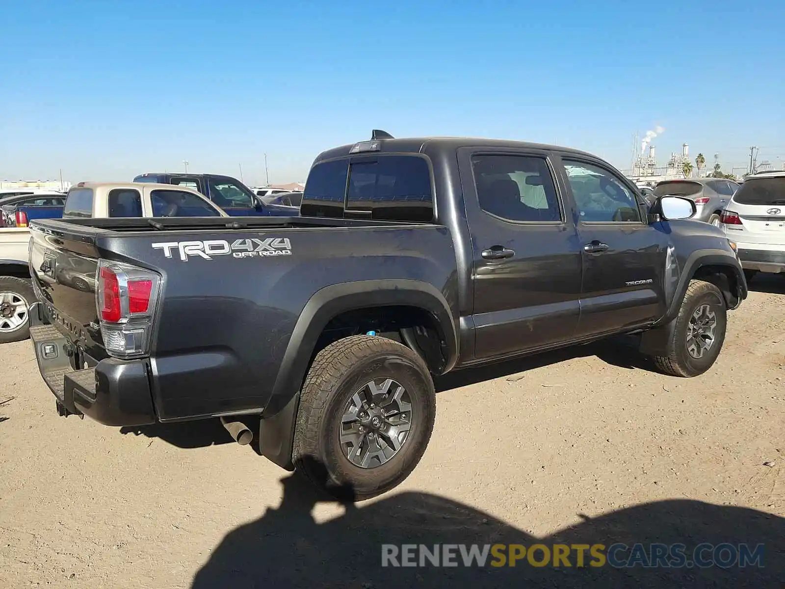 4 Photograph of a damaged car 3TMCZ5AN8LM363822 TOYOTA TACOMA 2020