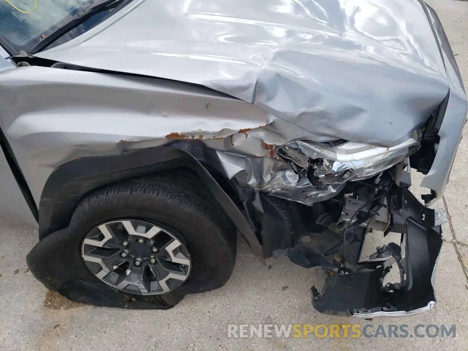 9 Photograph of a damaged car 3TMCZ5AN9LM294087 TOYOTA TACOMA 2020