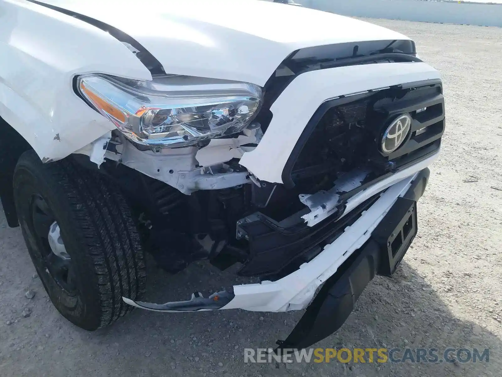 9 Photograph of a damaged car 3TMCZ5AN9LM325953 TOYOTA TACOMA 2020