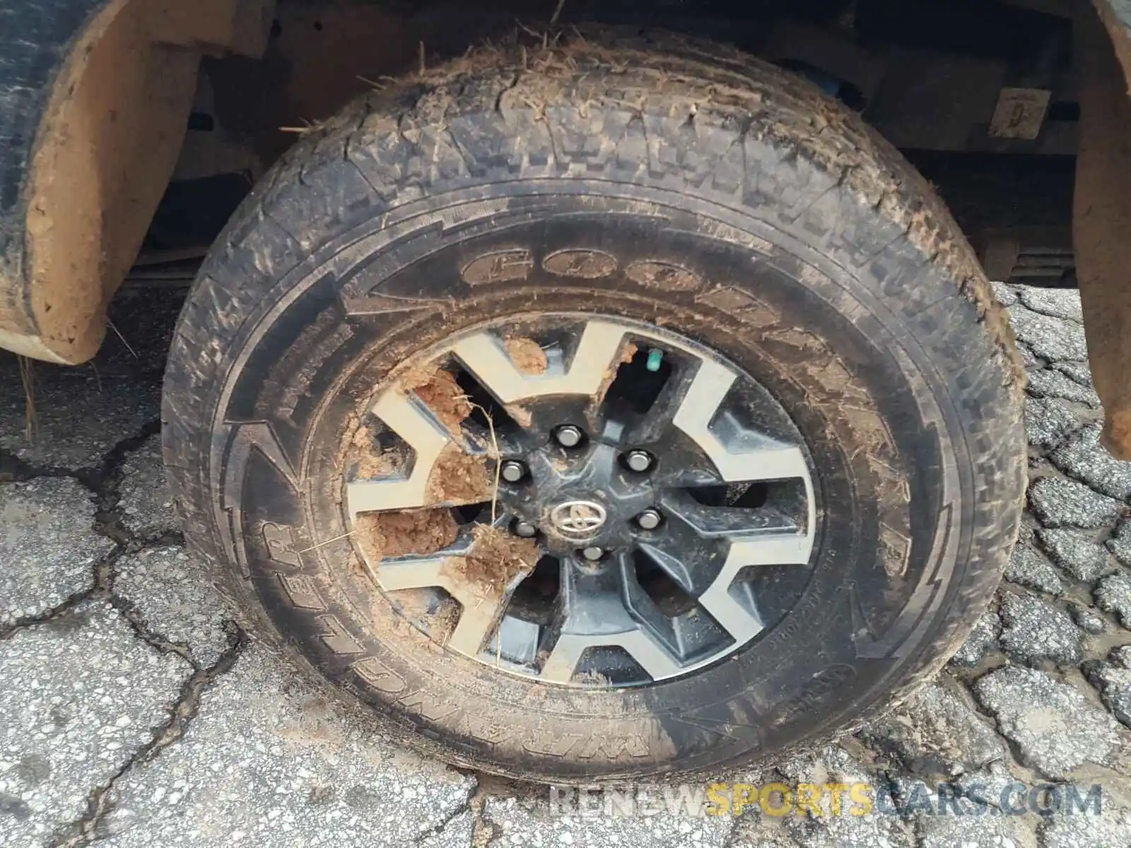 9 Photograph of a damaged car 3TMCZ5AN9LM341621 TOYOTA TACOMA 2020