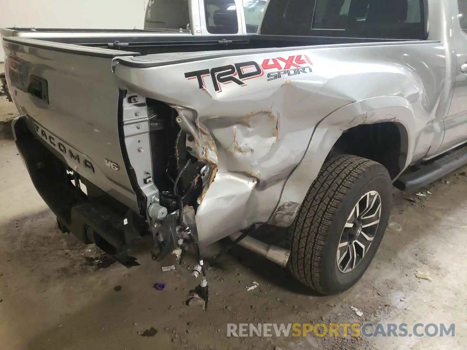 9 Photograph of a damaged car 3TMDZ5BN0LM096310 TOYOTA TACOMA 2020