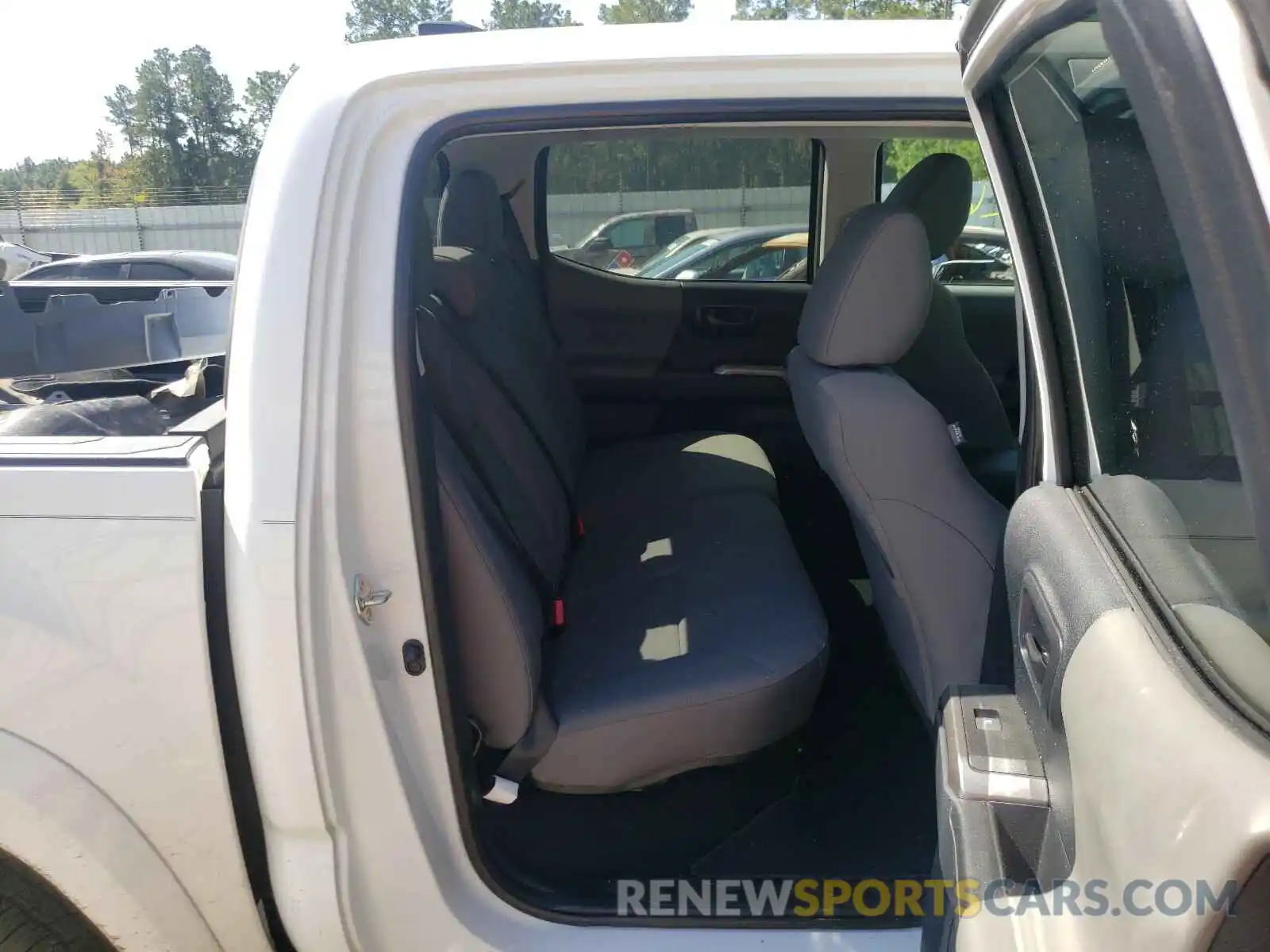 6 Photograph of a damaged car 3TYAZ5CN5LT000600 TOYOTA TACOMA 2020