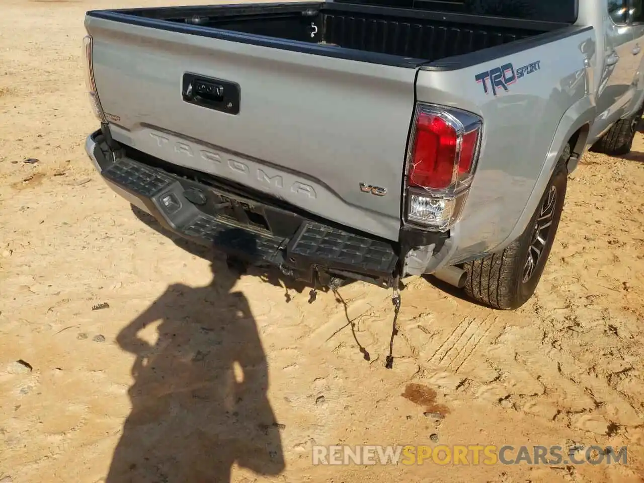 9 Photograph of a damaged car 3TYAZ5CN5LT000886 TOYOTA TACOMA 2020