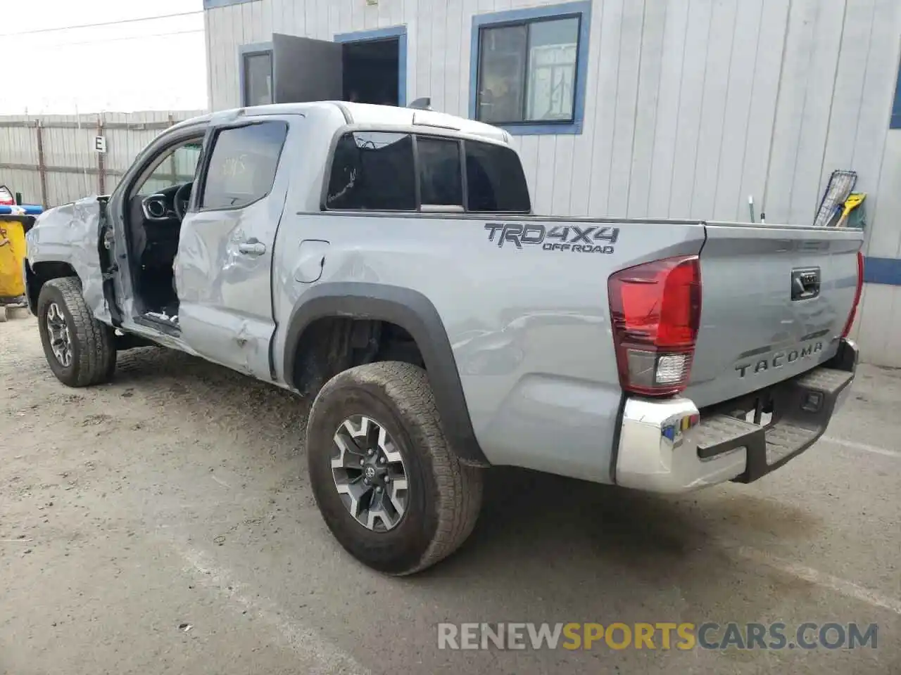 3 Фотография поврежденного автомобиля 5TFAX5GN1LX184276 TOYOTA TACOMA 2020