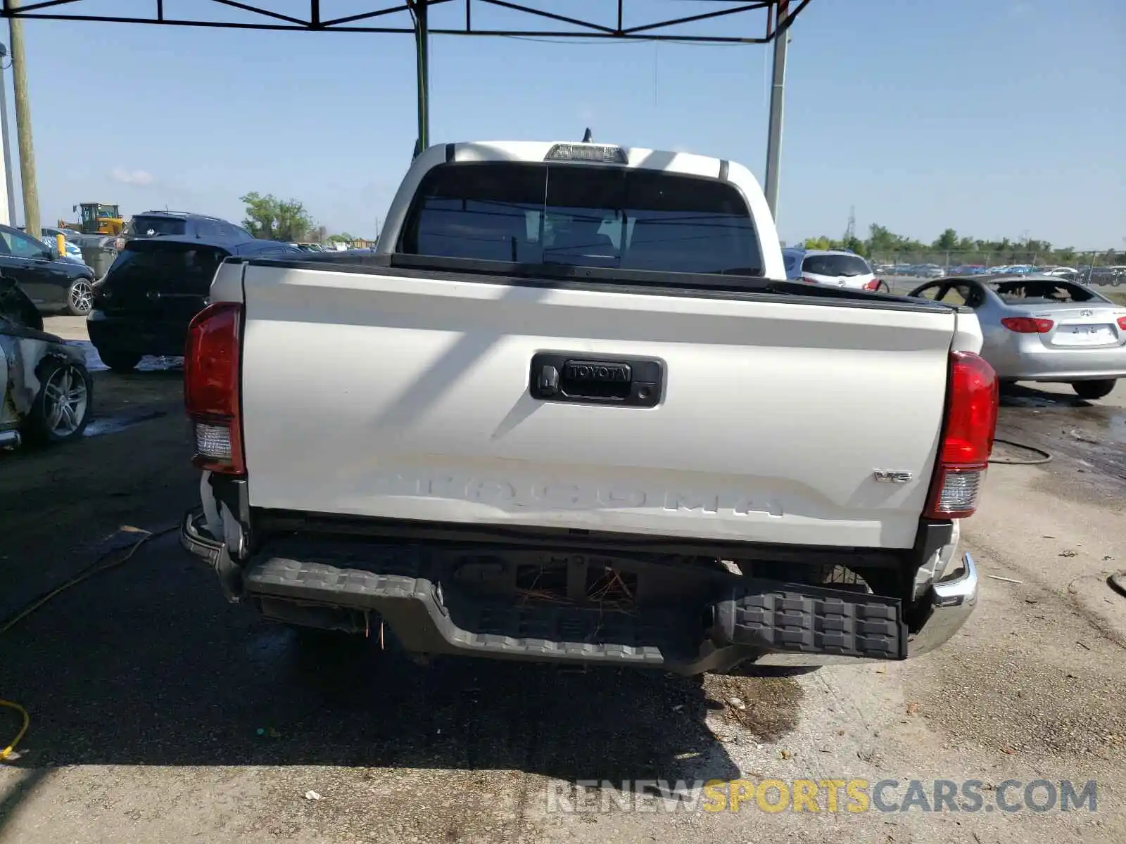 9 Photograph of a damaged car 5TFAZ5CN0LX091099 TOYOTA TACOMA 2020