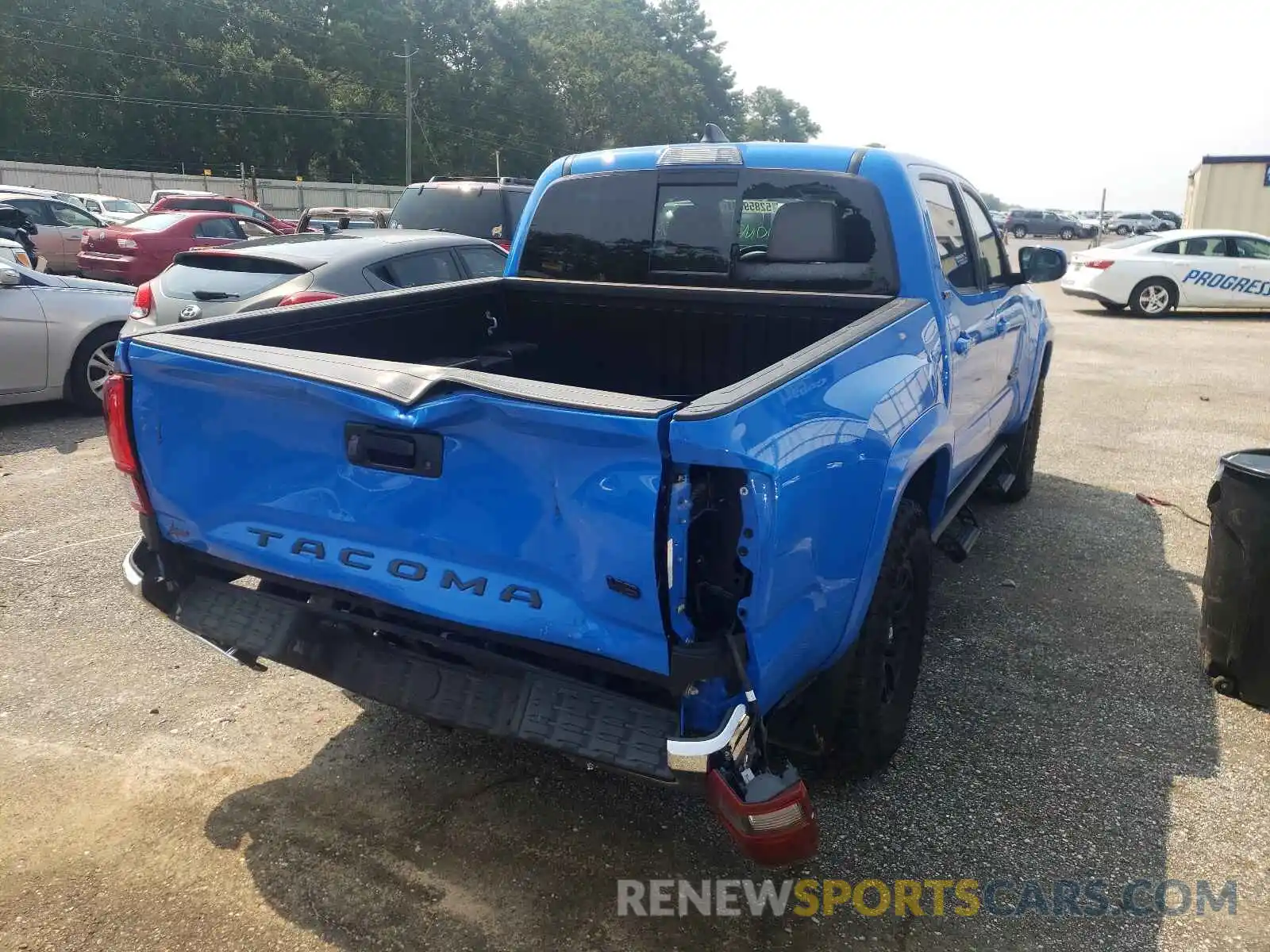 4 Photograph of a damaged car 5TFAZ5CN0LX095055 TOYOTA TACOMA 2020