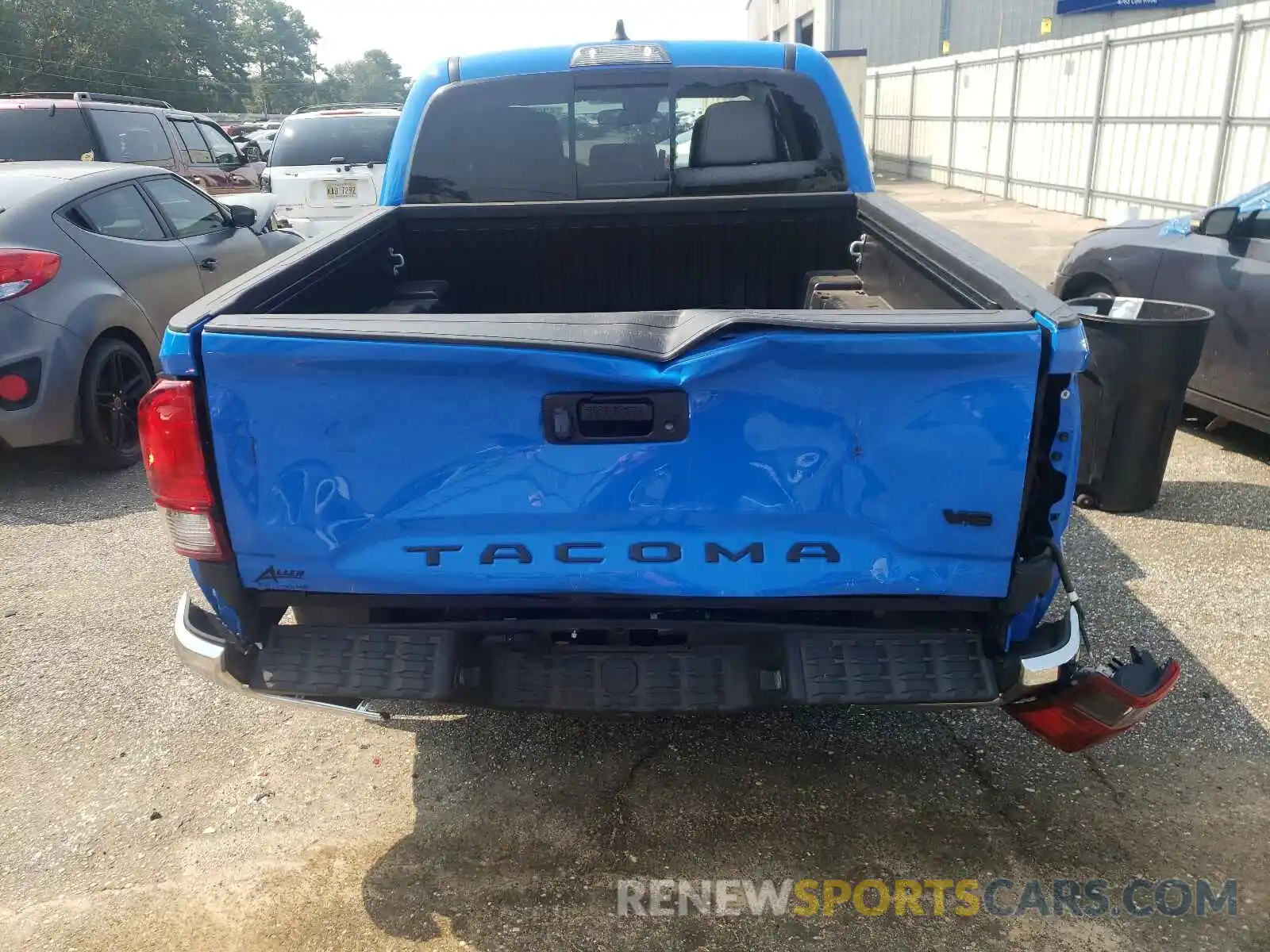 9 Photograph of a damaged car 5TFAZ5CN0LX095055 TOYOTA TACOMA 2020