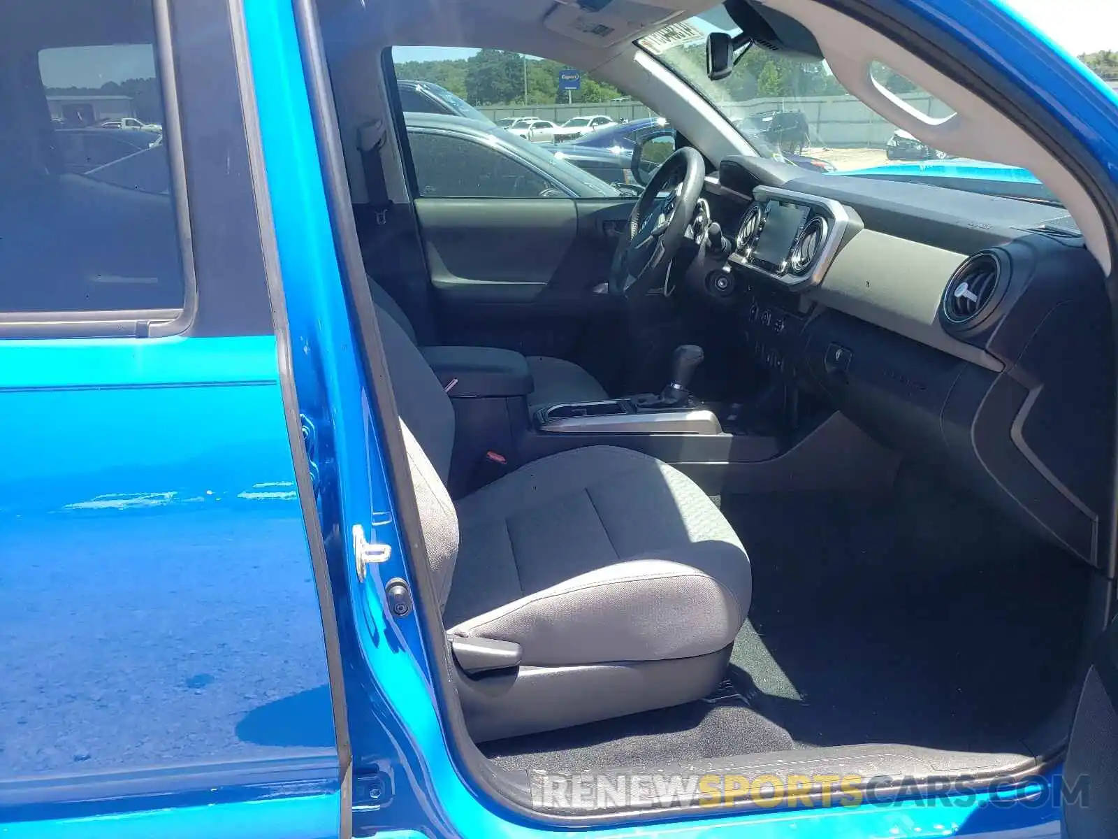 5 Photograph of a damaged car 5TFAZ5CN2LX087832 TOYOTA TACOMA 2020