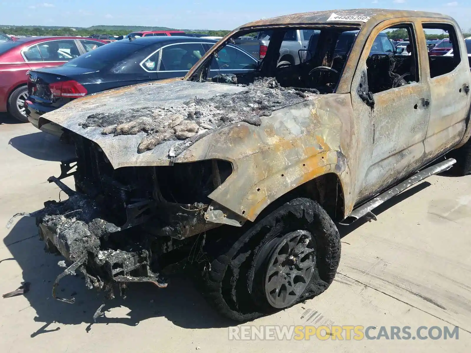 9 Photograph of a damaged car 5TFAZ5CN2LX092156 TOYOTA TACOMA 2020