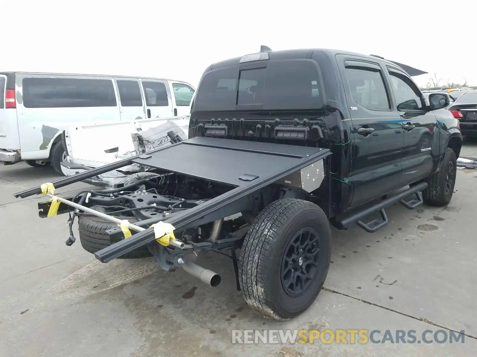 4 Photograph of a damaged car 5TFAZ5CN3LX092084 TOYOTA TACOMA 2020