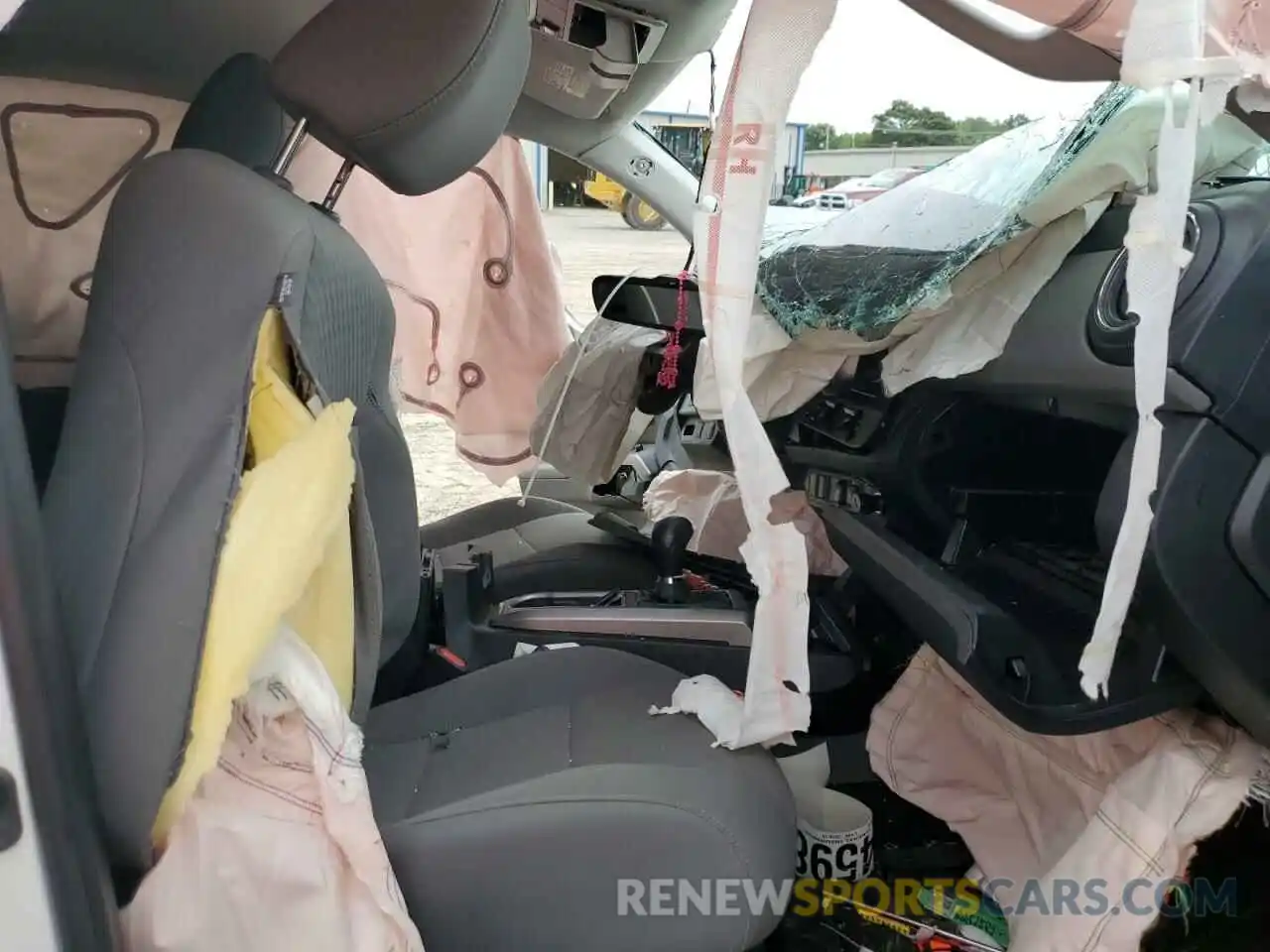 5 Photograph of a damaged car 5TFAZ5CN3LX094384 TOYOTA TACOMA 2020