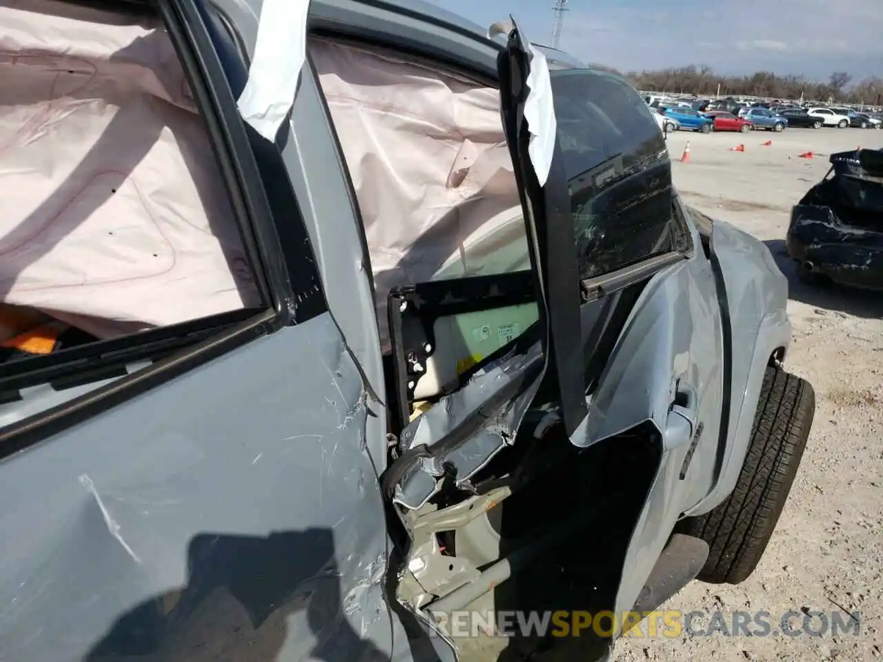 5 Photograph of a damaged car 5TFAZ5CN6LX093357 TOYOTA TACOMA 2020