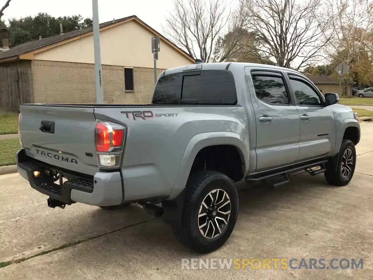 4 Photograph of a damaged car 5TFAZ5CNXLX094463 TOYOTA TACOMA 2020