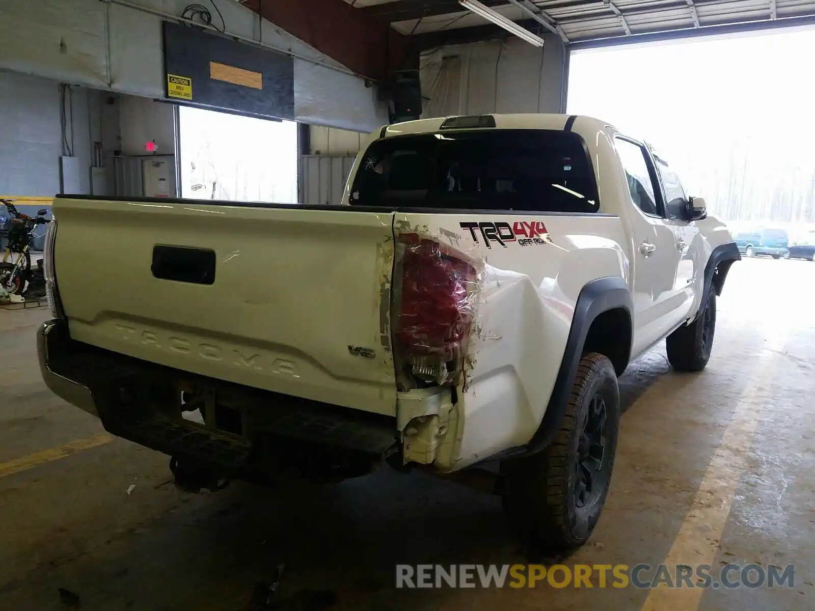 4 Photograph of a damaged car 5TFCZ5AN0LX222298 TOYOTA TACOMA 2020