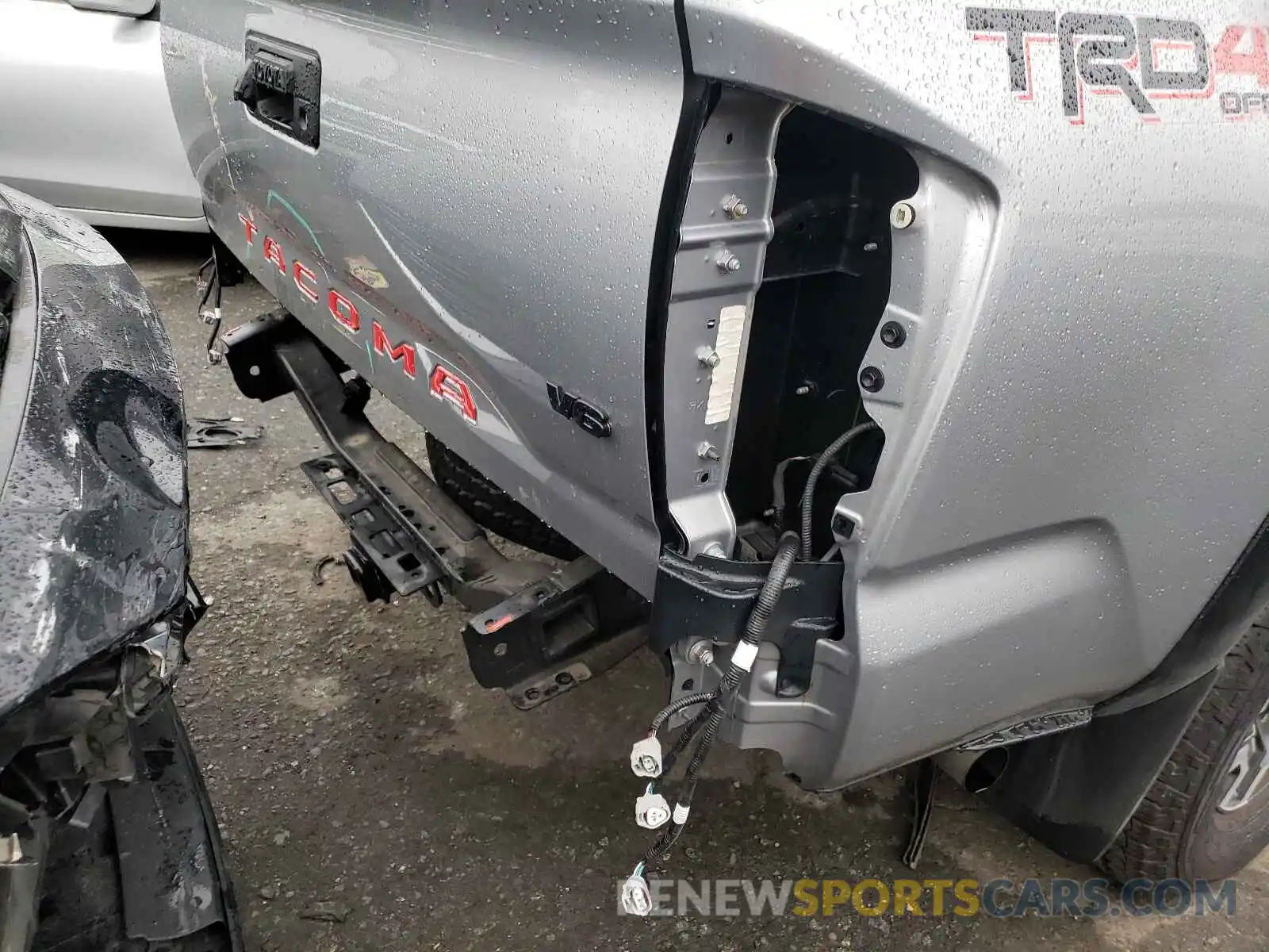 9 Photograph of a damaged car 5TFCZ5AN0LX223256 TOYOTA TACOMA 2020