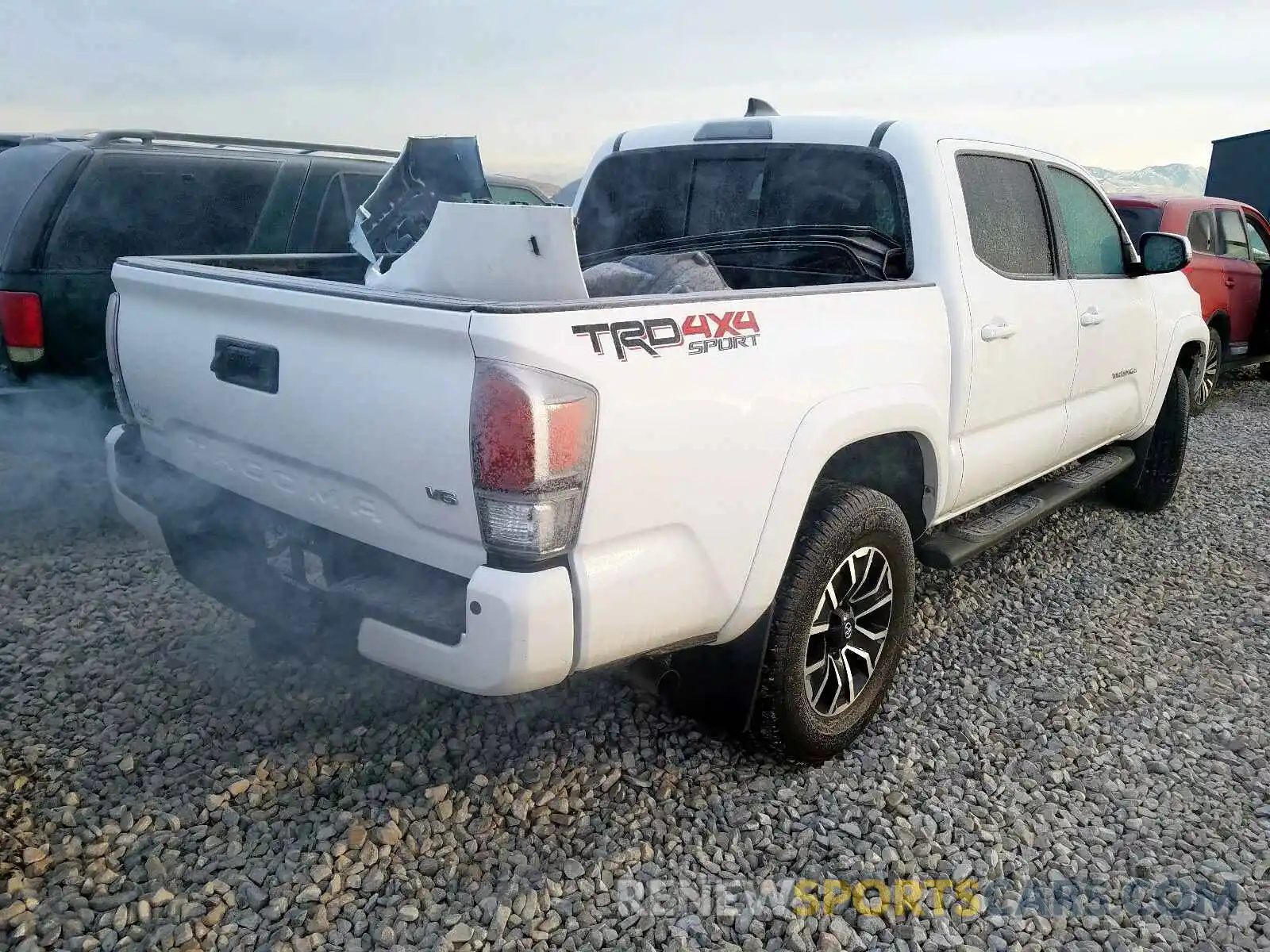 4 Фотография поврежденного автомобиля 5TFCZ5AN1LX214985 TOYOTA TACOMA 2020