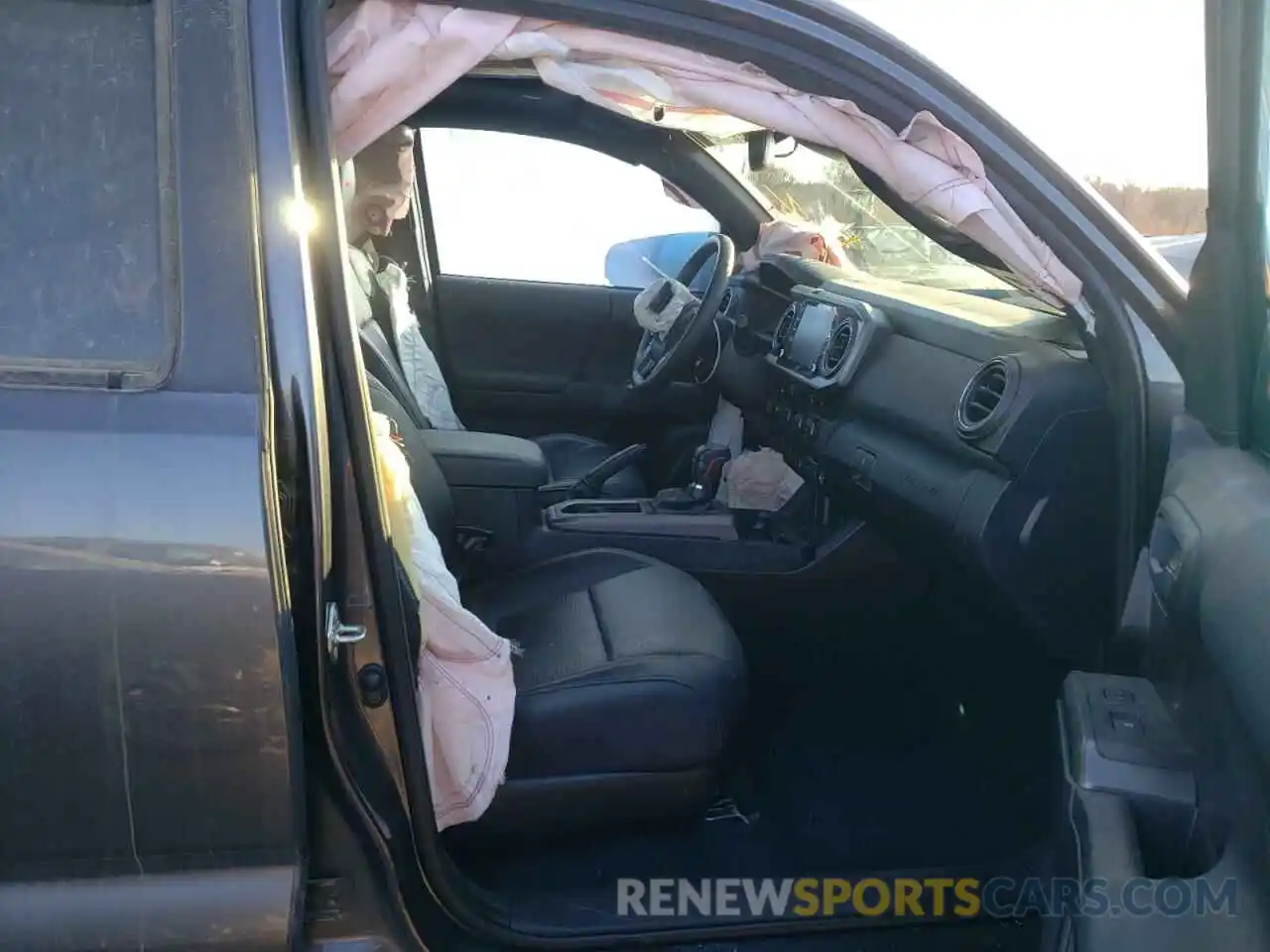 5 Photograph of a damaged car 5TFCZ5AN1LX224884 TOYOTA TACOMA 2020