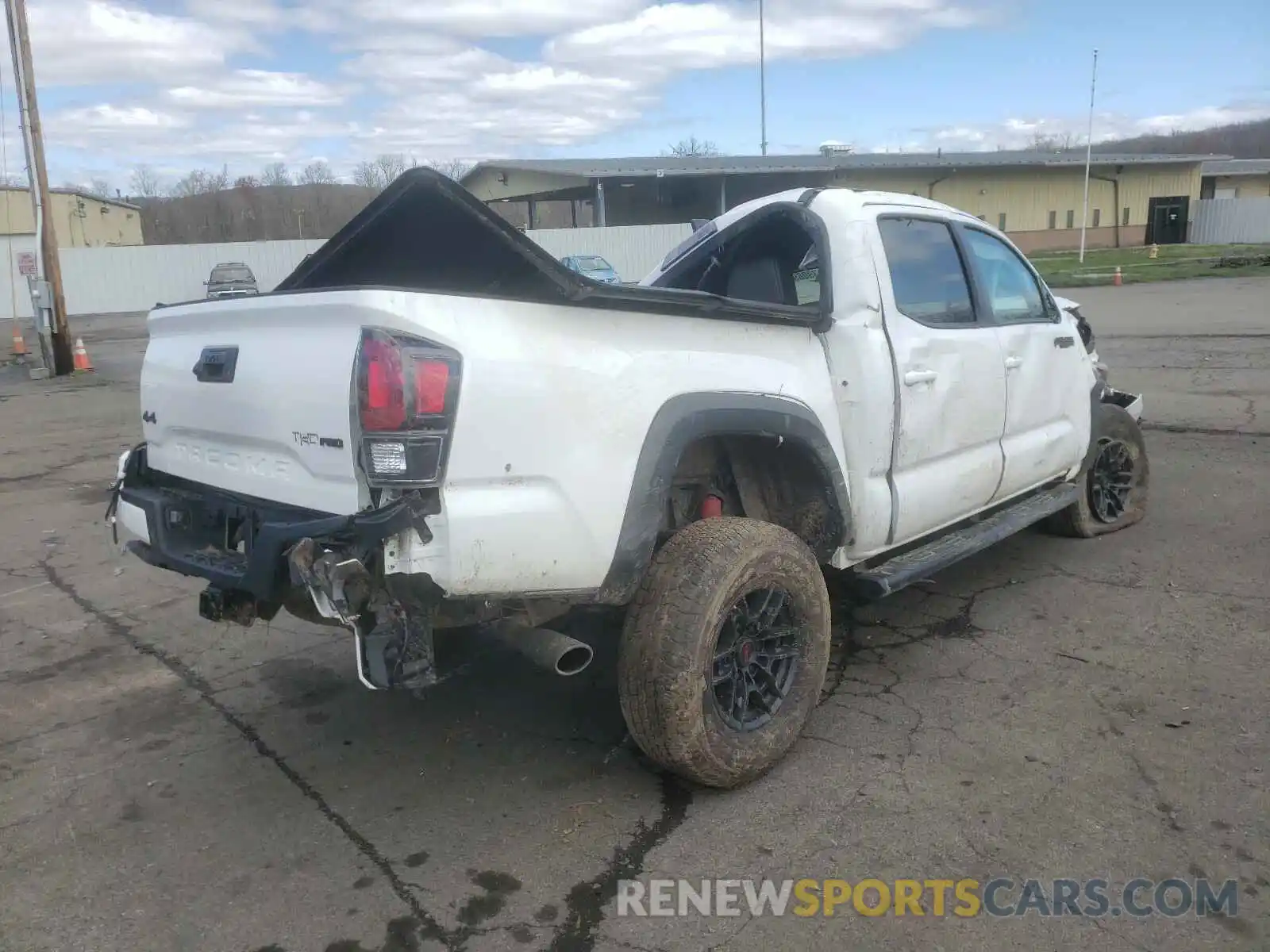 4 Photograph of a damaged car 5TFCZ5AN1LX235934 TOYOTA TACOMA 2020