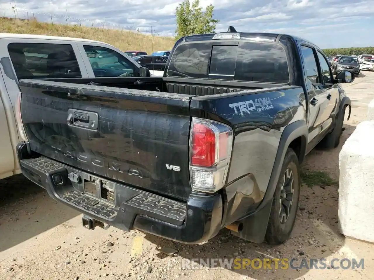 4 Photograph of a damaged car 5TFCZ5AN1LX242091 TOYOTA TACOMA 2020