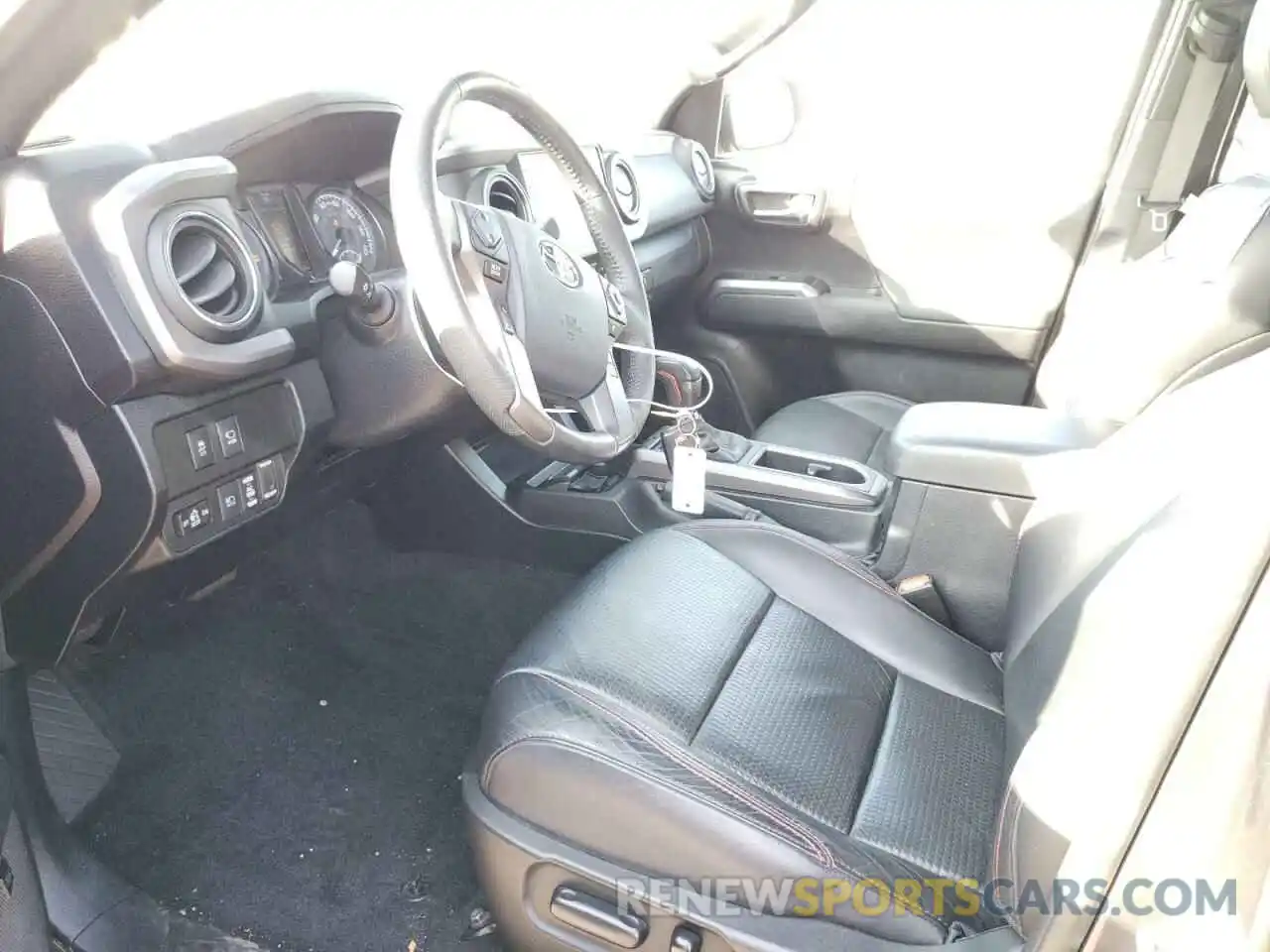 5 Photograph of a damaged car 5TFCZ5AN2LX231567 TOYOTA TACOMA 2020