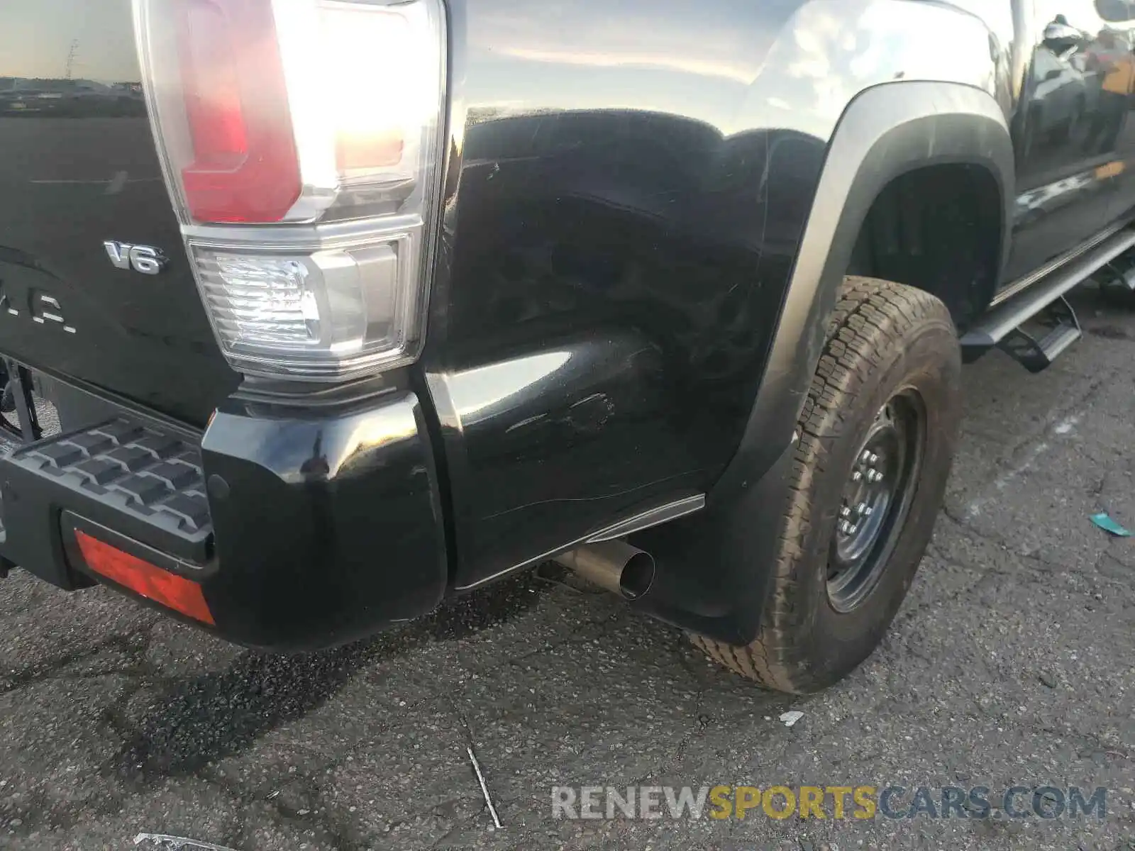 9 Photograph of a damaged car 5TFCZ5AN2LX232878 TOYOTA TACOMA 2020