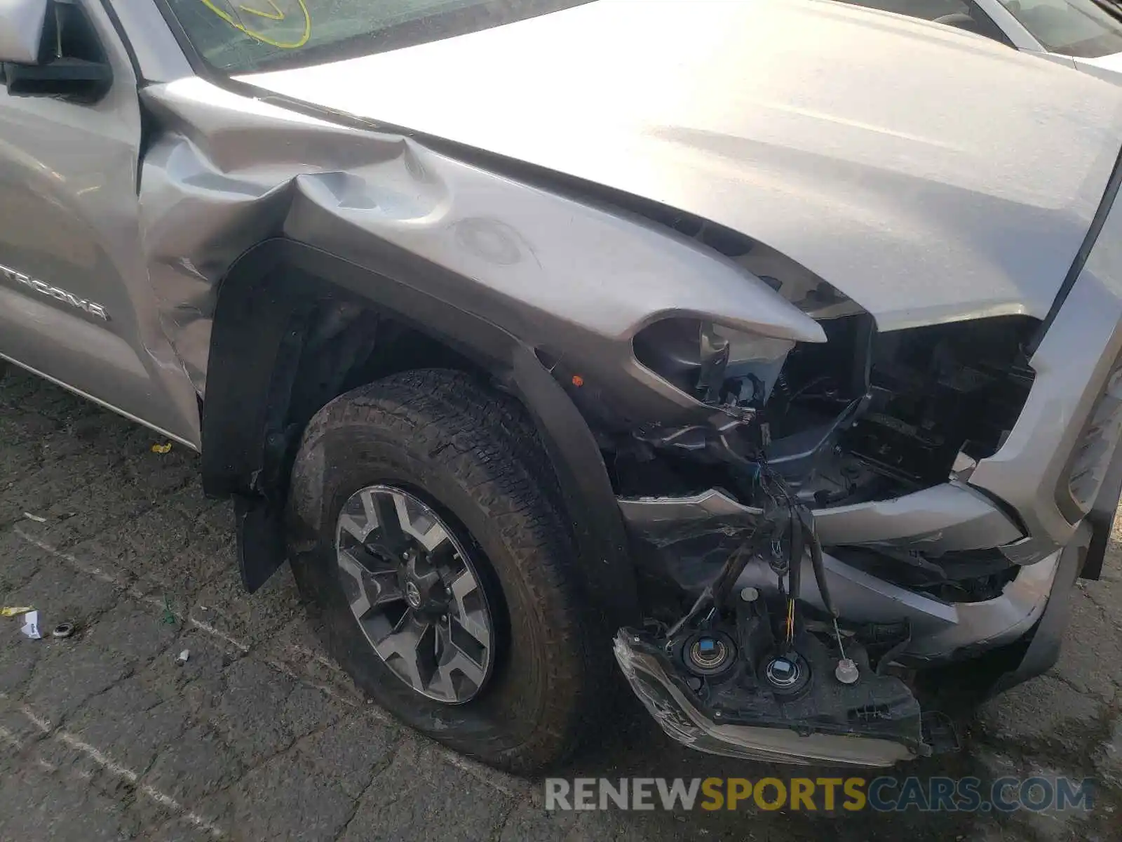 9 Photograph of a damaged car 5TFCZ5AN3LX225745 TOYOTA TACOMA 2020