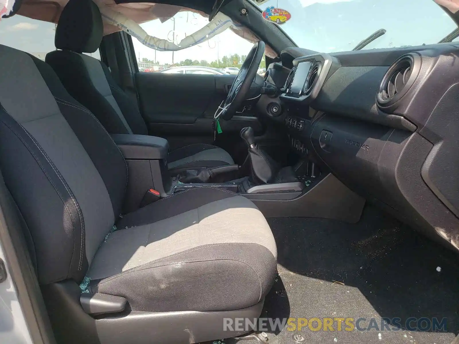 5 Photograph of a damaged car 5TFCZ5AN3LX226135 TOYOTA TACOMA 2020