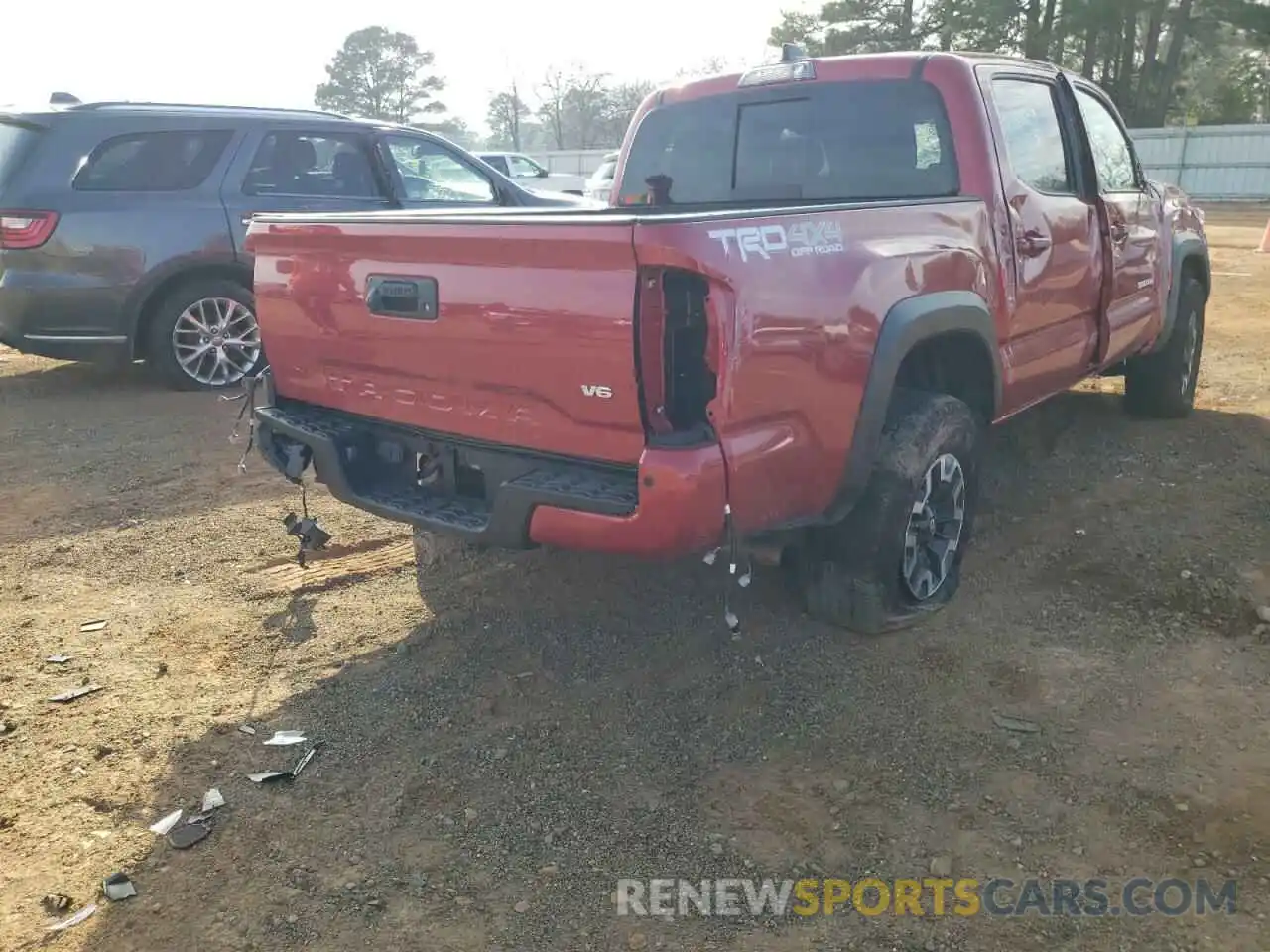 4 Photograph of a damaged car 5TFCZ5AN3LX231321 TOYOTA TACOMA 2020