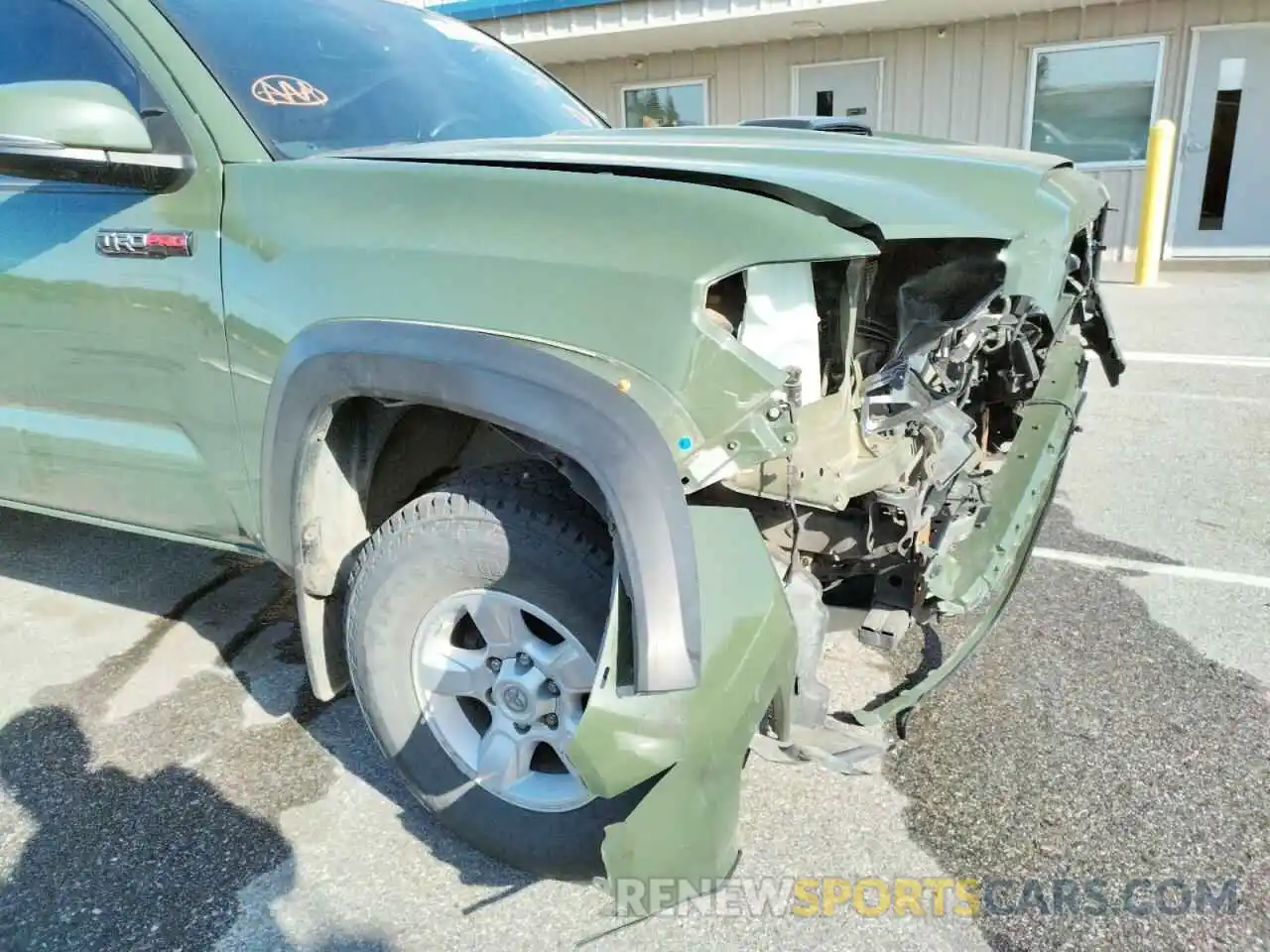 9 Photograph of a damaged car 5TFCZ5AN4LX214415 TOYOTA TACOMA 2020