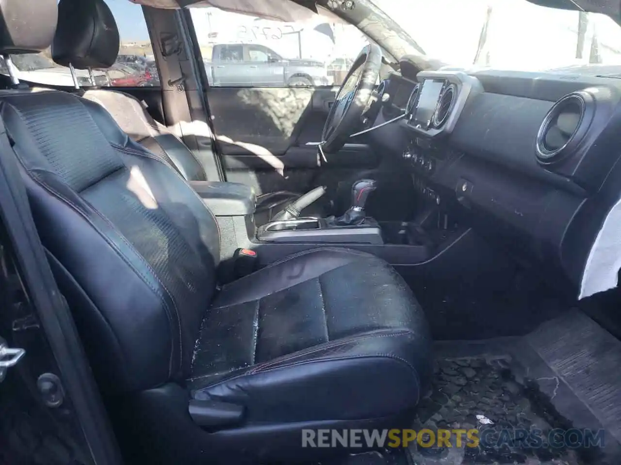 5 Photograph of a damaged car 5TFCZ5AN4LX221462 TOYOTA TACOMA 2020