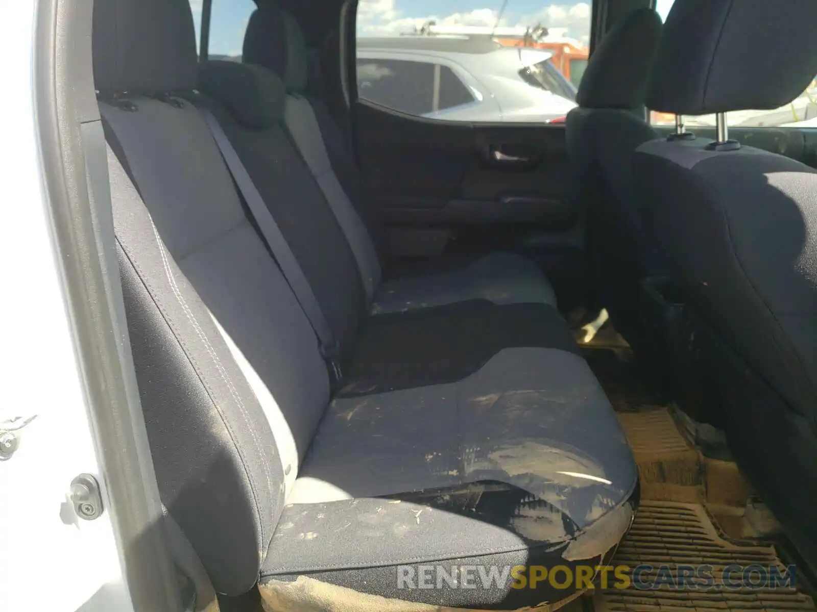 6 Photograph of a damaged car 5TFCZ5AN4LX224863 TOYOTA TACOMA 2020