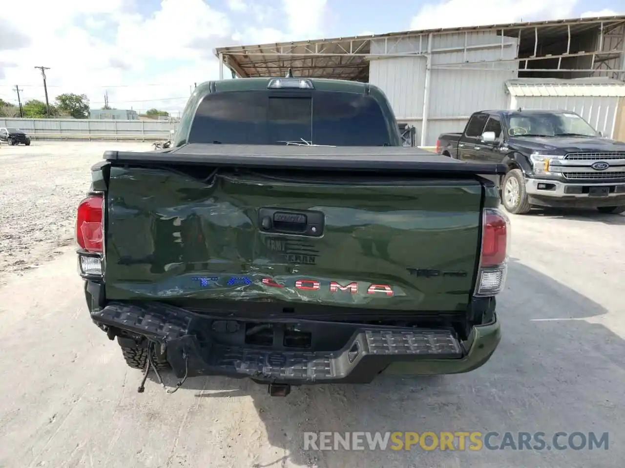 9 Photograph of a damaged car 5TFCZ5AN4LX229268 TOYOTA TACOMA 2020