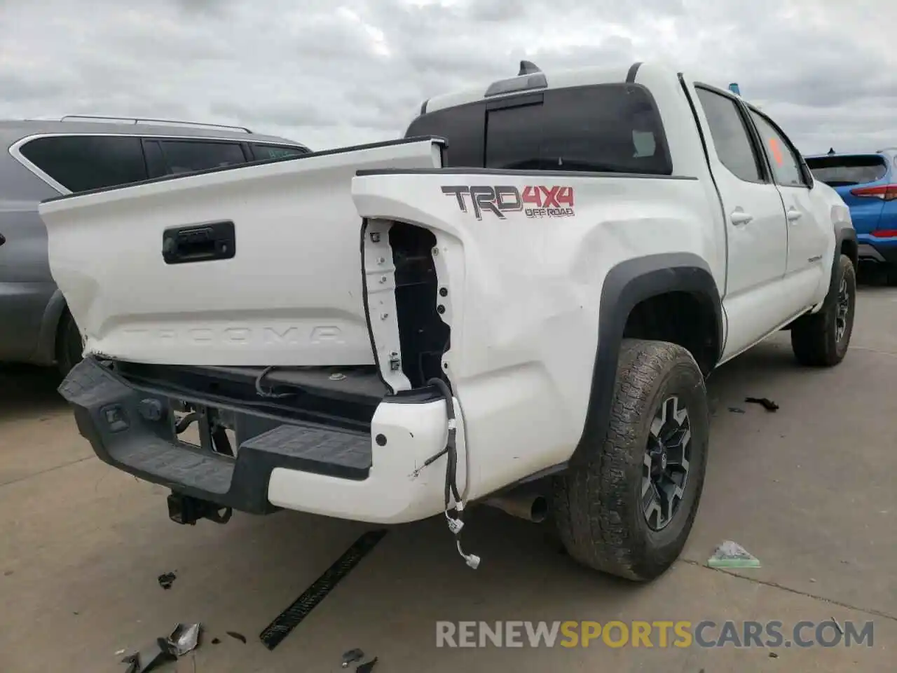 4 Photograph of a damaged car 5TFCZ5AN4LX229612 TOYOTA TACOMA 2020