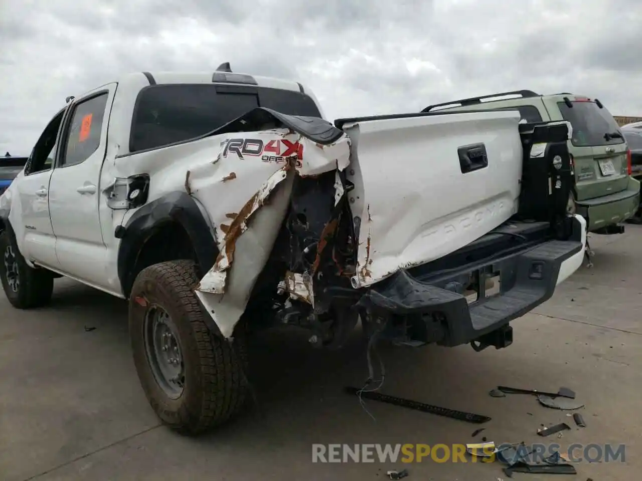 9 Photograph of a damaged car 5TFCZ5AN4LX229612 TOYOTA TACOMA 2020